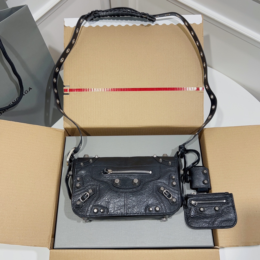 Balenciaga Men’s Le Cagole Messenger Bag Medium in Black |