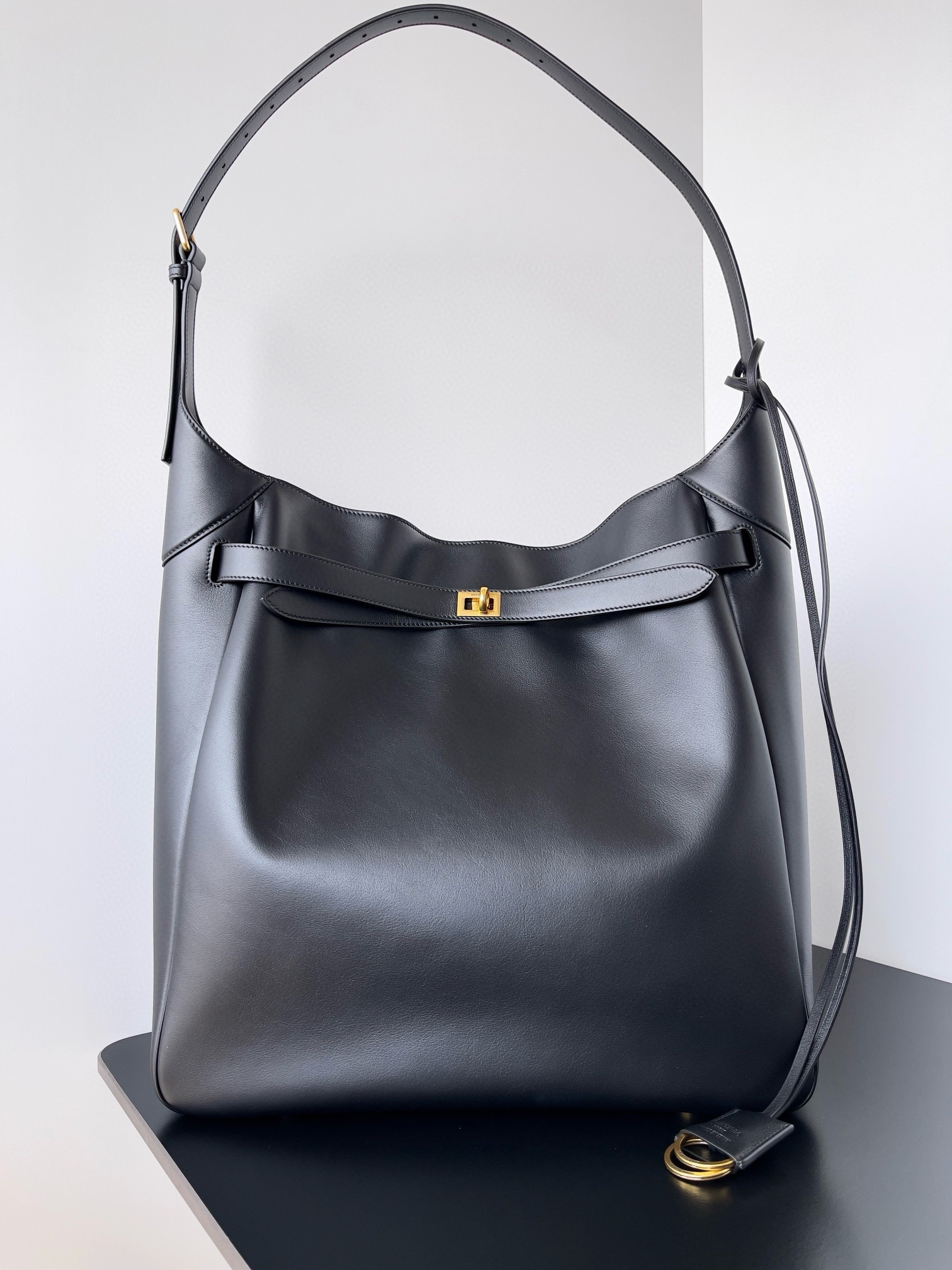 Balenciaga – – Bel Air Small Leather Hobo Bag – Black – OS