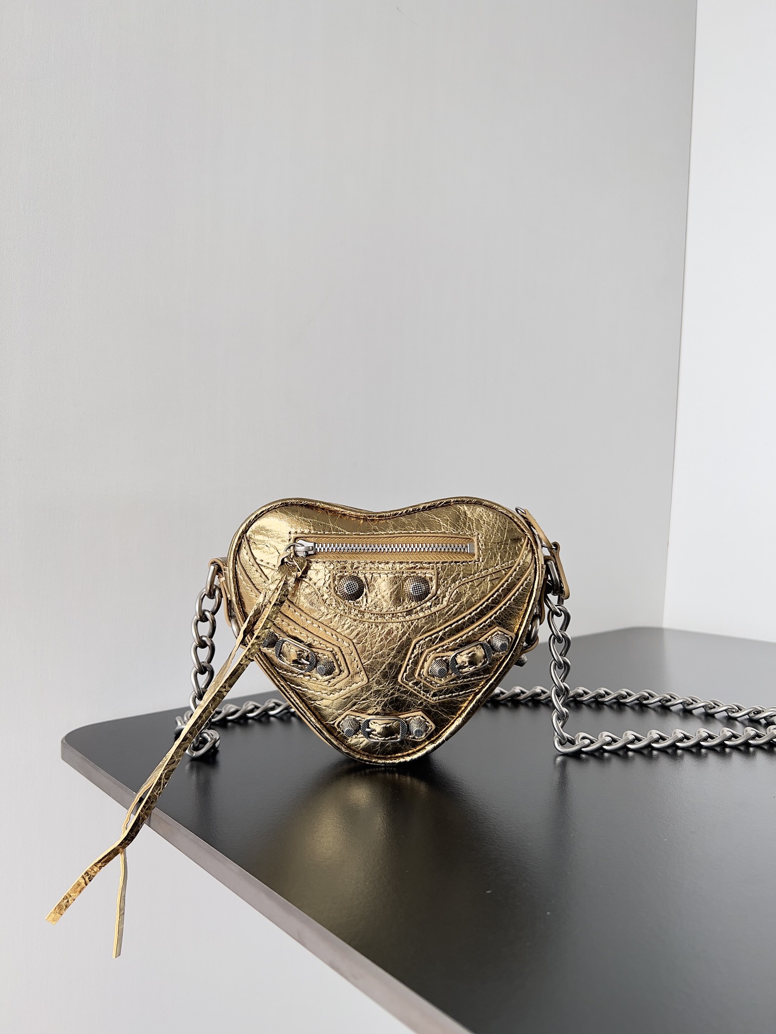 Balenciaga – Mini Cagole heart leather chain wallet – gold