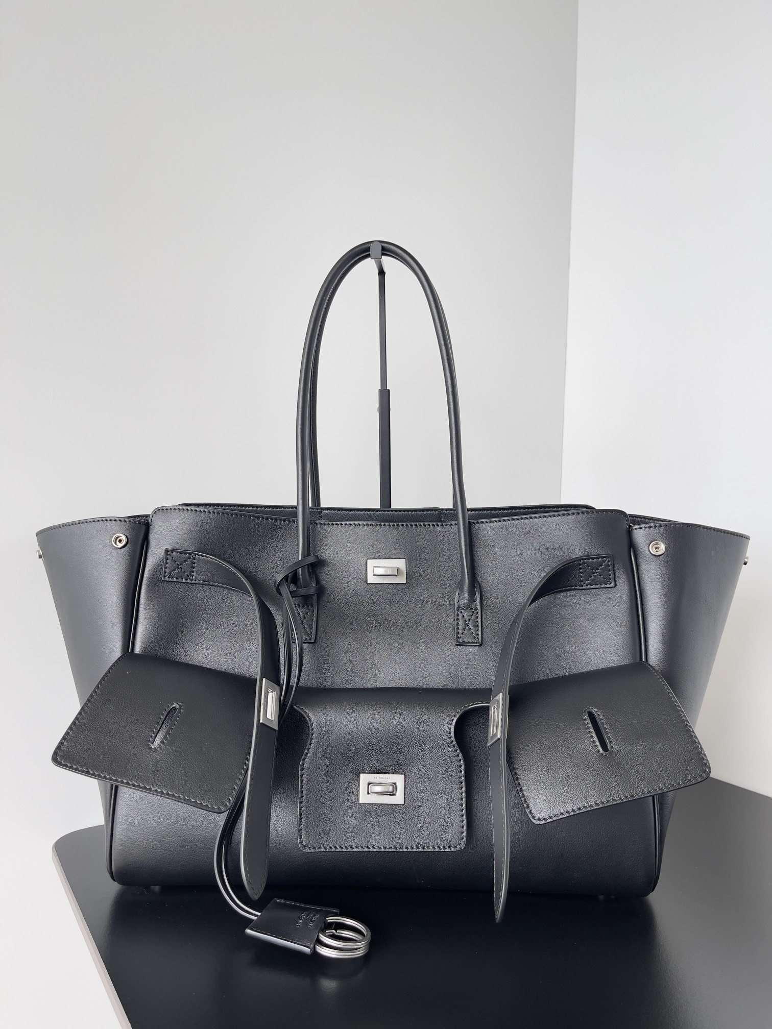 Balenciaga Bel Air Large Carry All Bag |