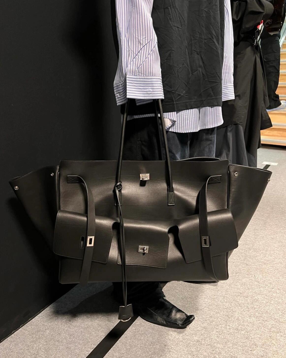 Balenciaga Bel Air Carry All Bag Xl in Black | Balenciaga US