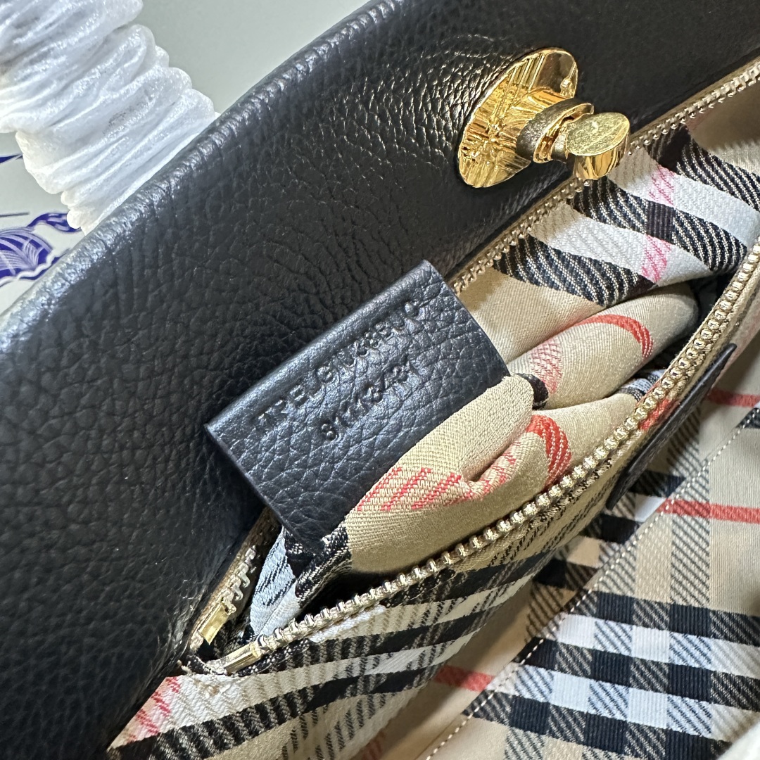 BURBERRY  00139