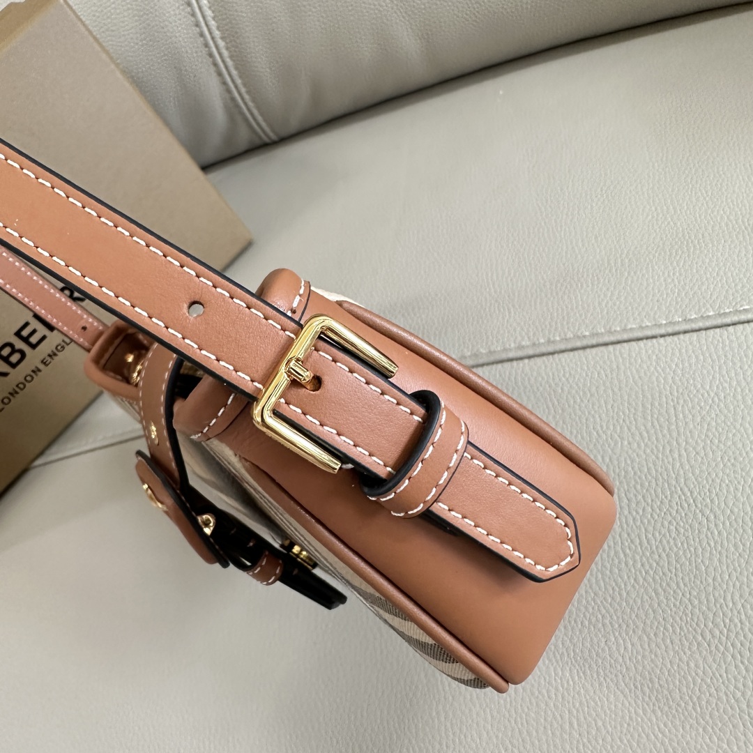 BURBERRY  00239