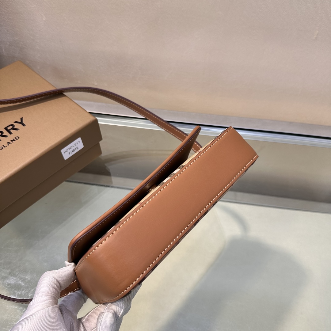 BURBERRY  00389