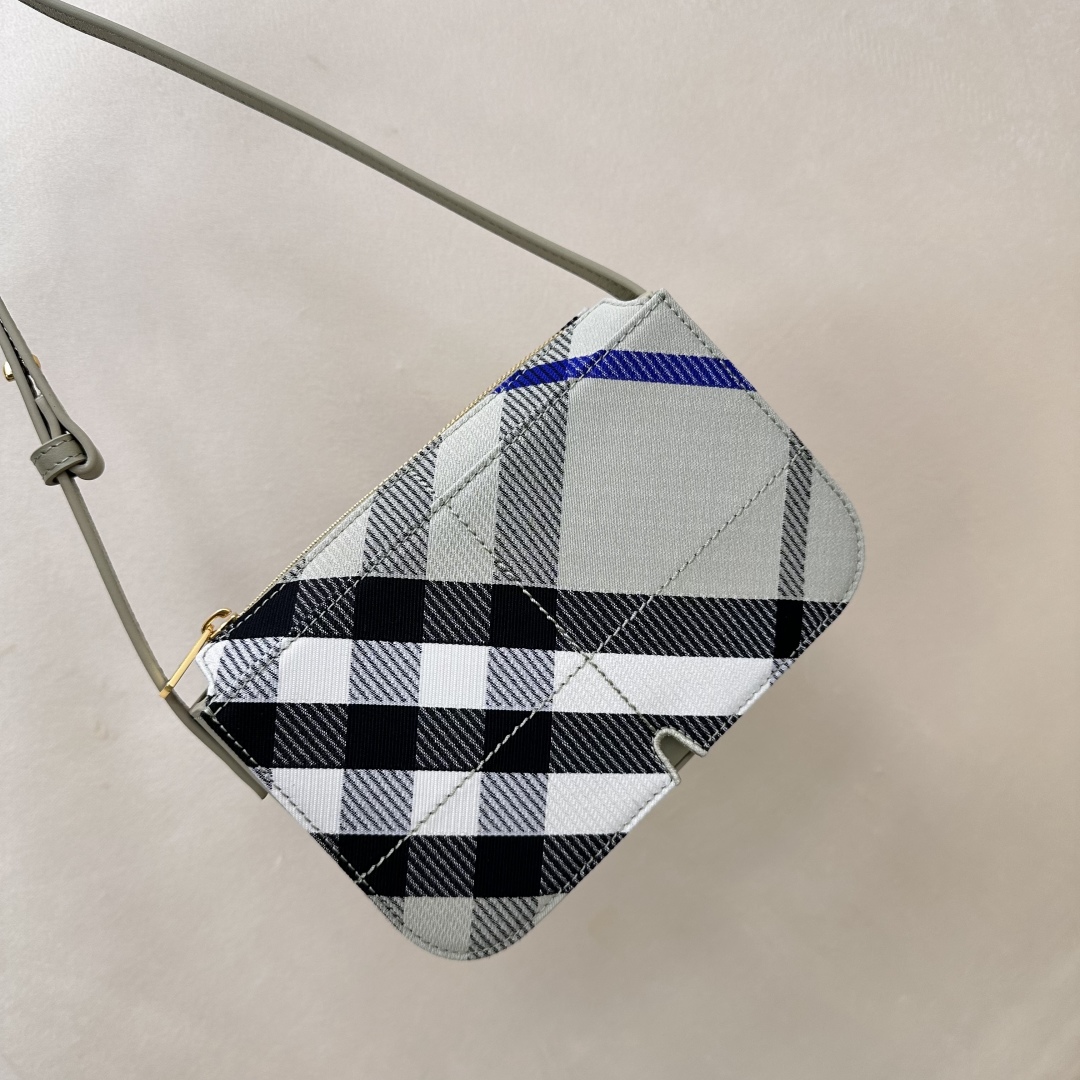 BURBERRY  00479
