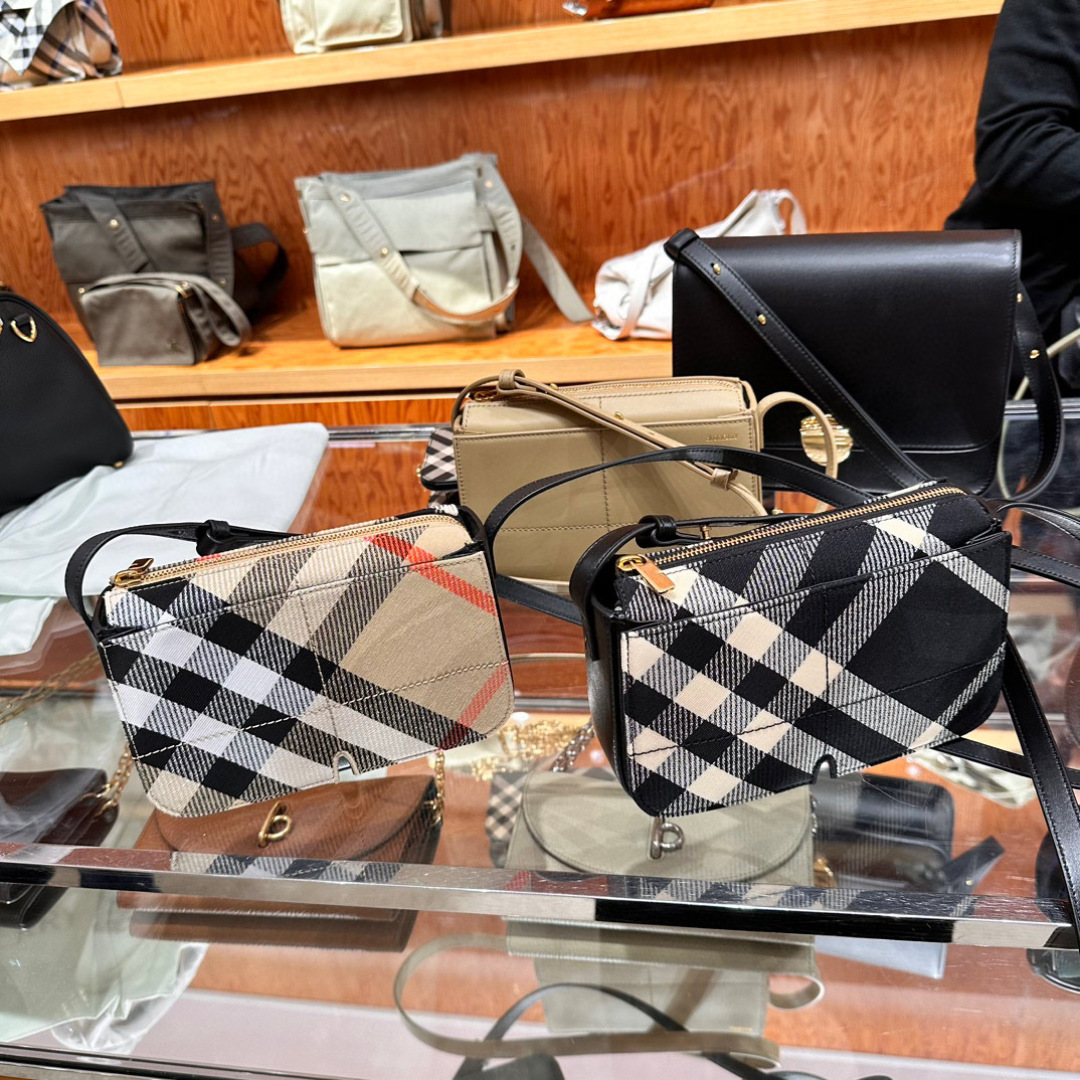 BURBERRY  00519
