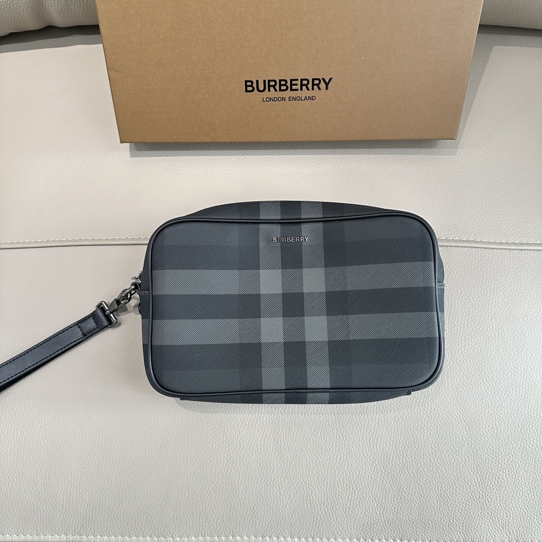 Burberry Checked Zipped Wash Bag  Burberry 00619