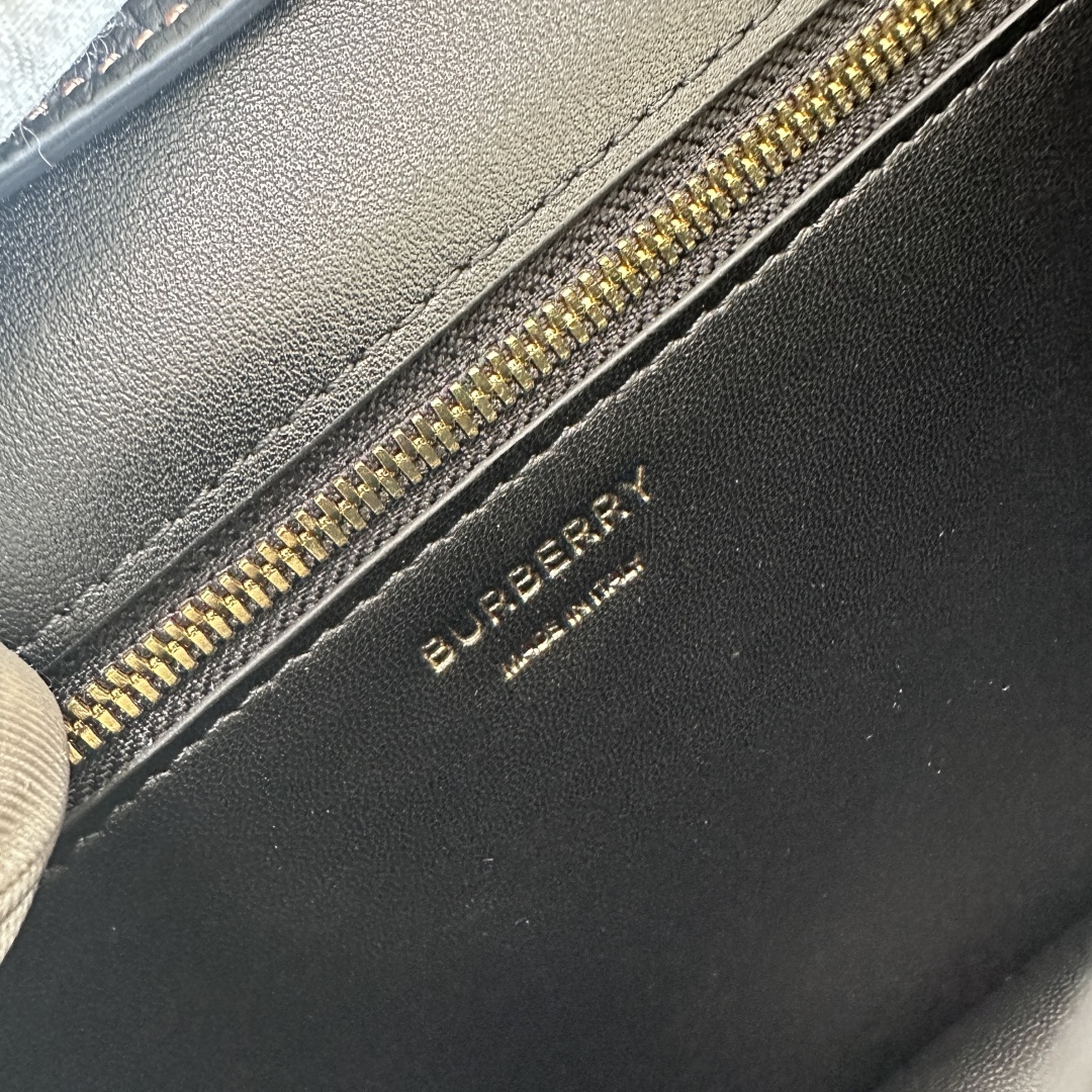BURBERRY  00709