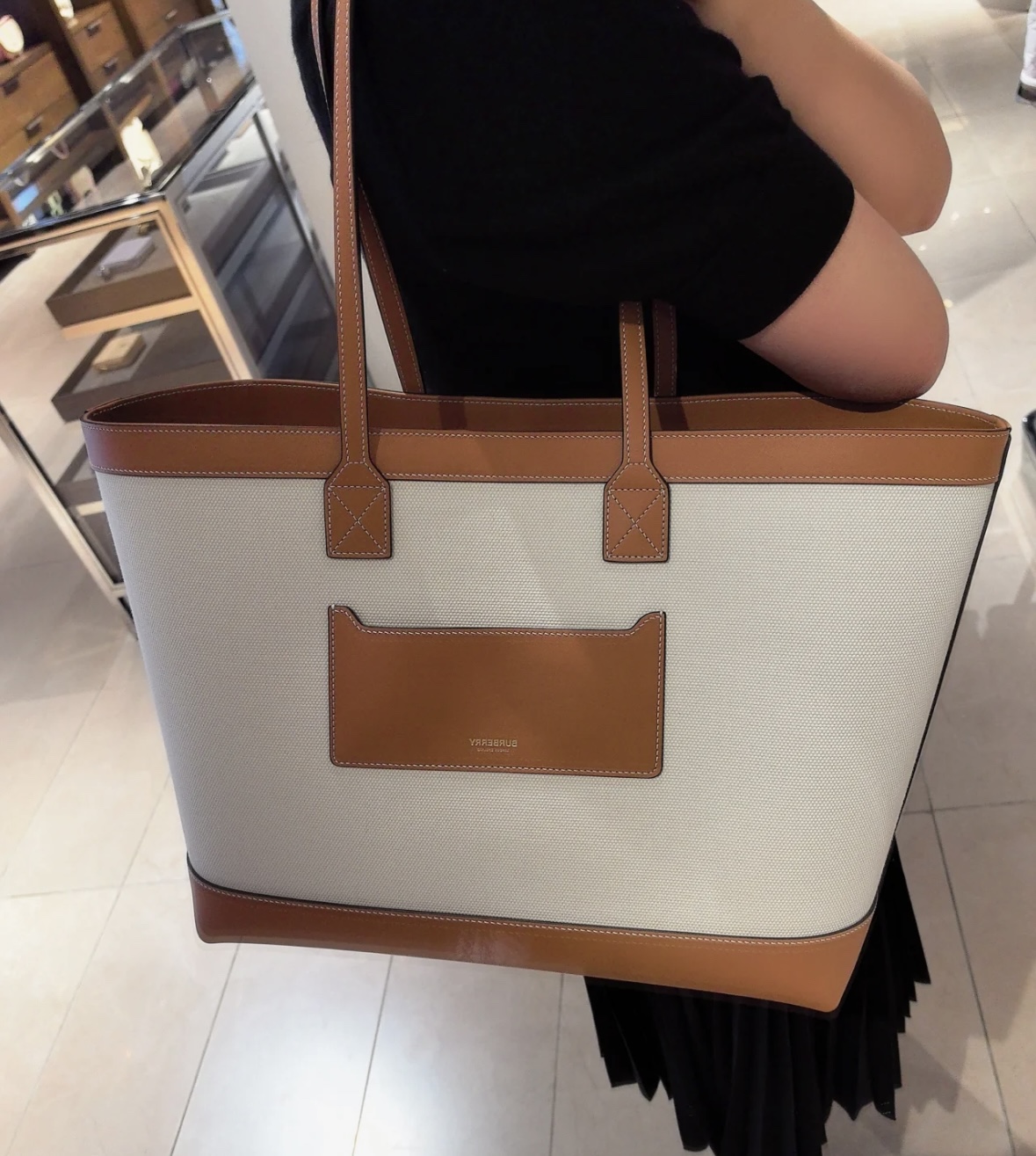 Burberry Medium London Tote in Brown |