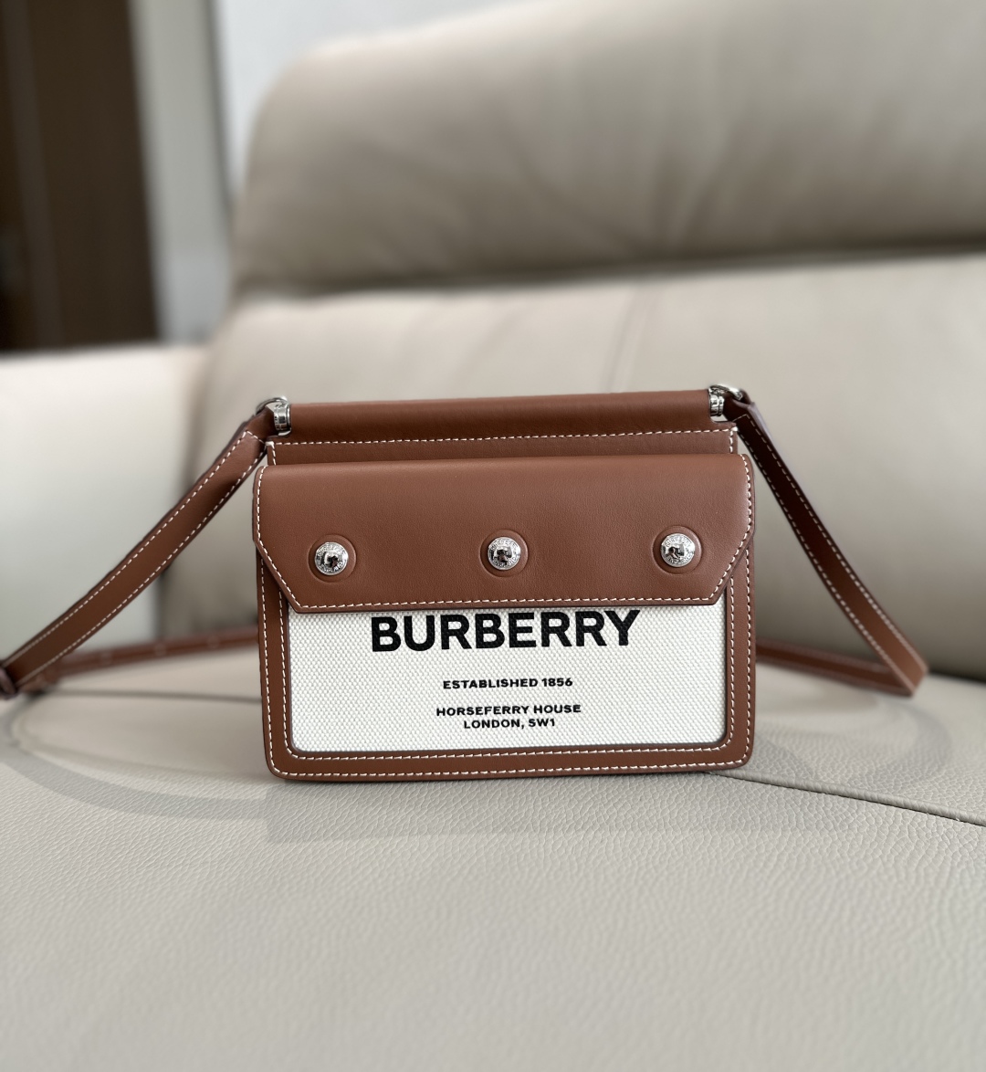 .Burberry Baby Title Pocket Shoulder Bag In Beige |