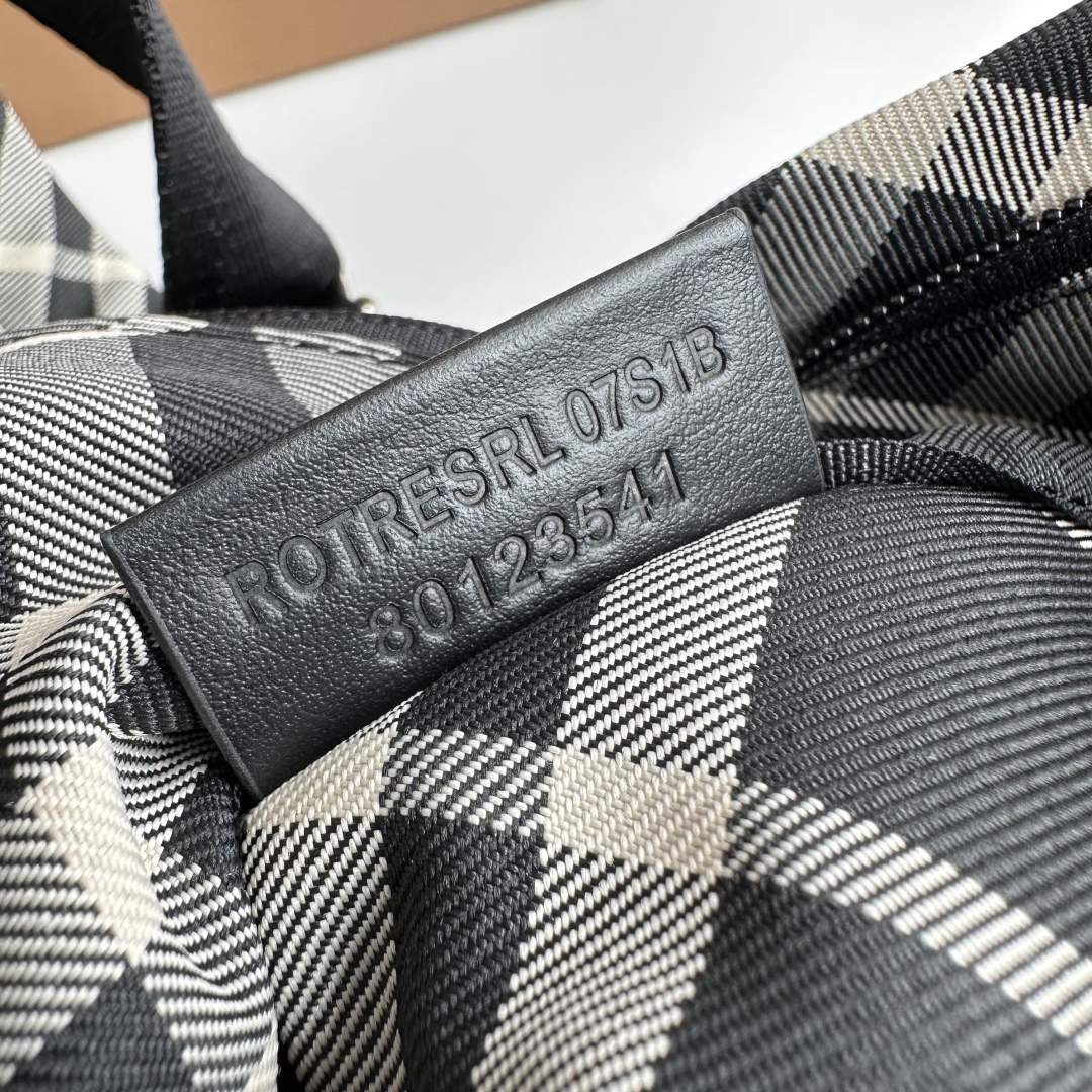 Burberry  01009