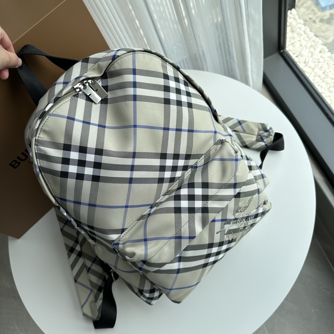 Burberry Check Backpack in Lichen – Men, Nylon |