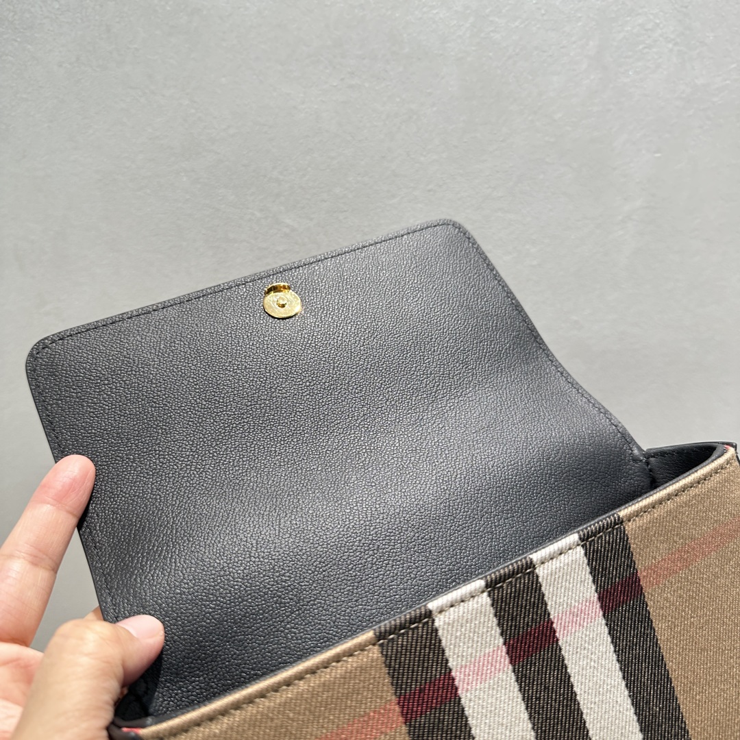 BURBERRY  013310