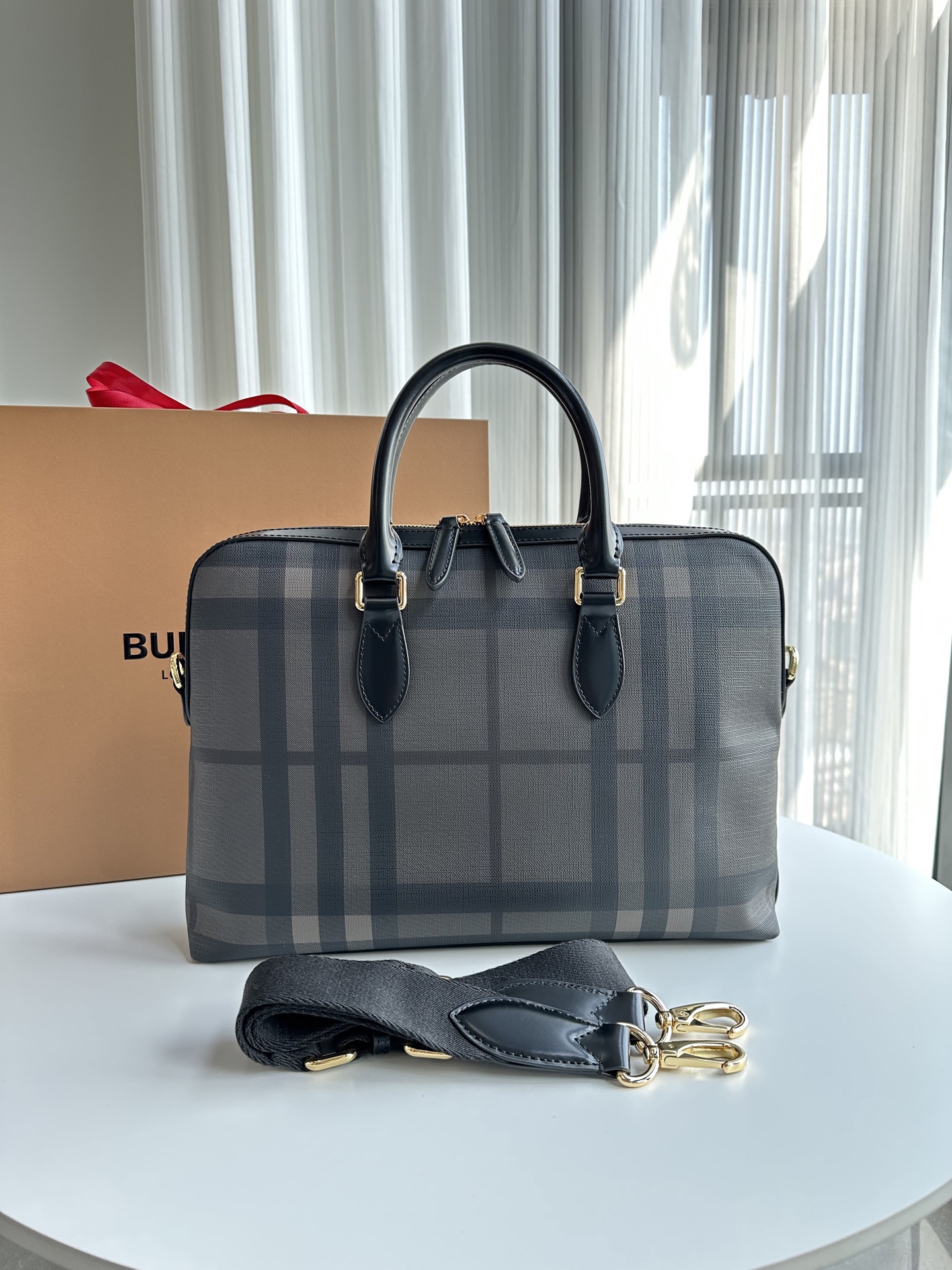 Burberry The Barrow In London Check In black/gray