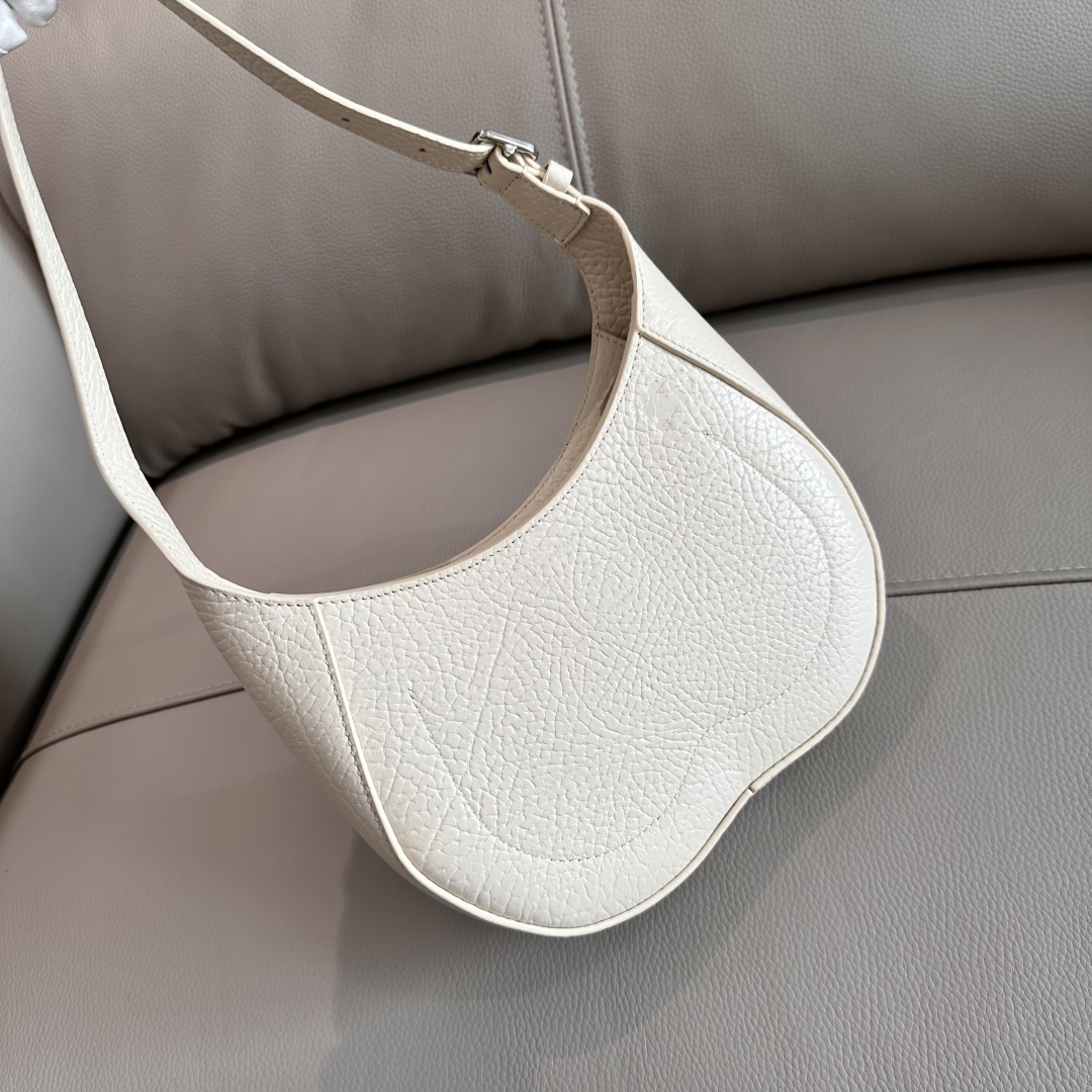 Burberry 8083510 Burberry Small Chess Shouler Bag Pearl