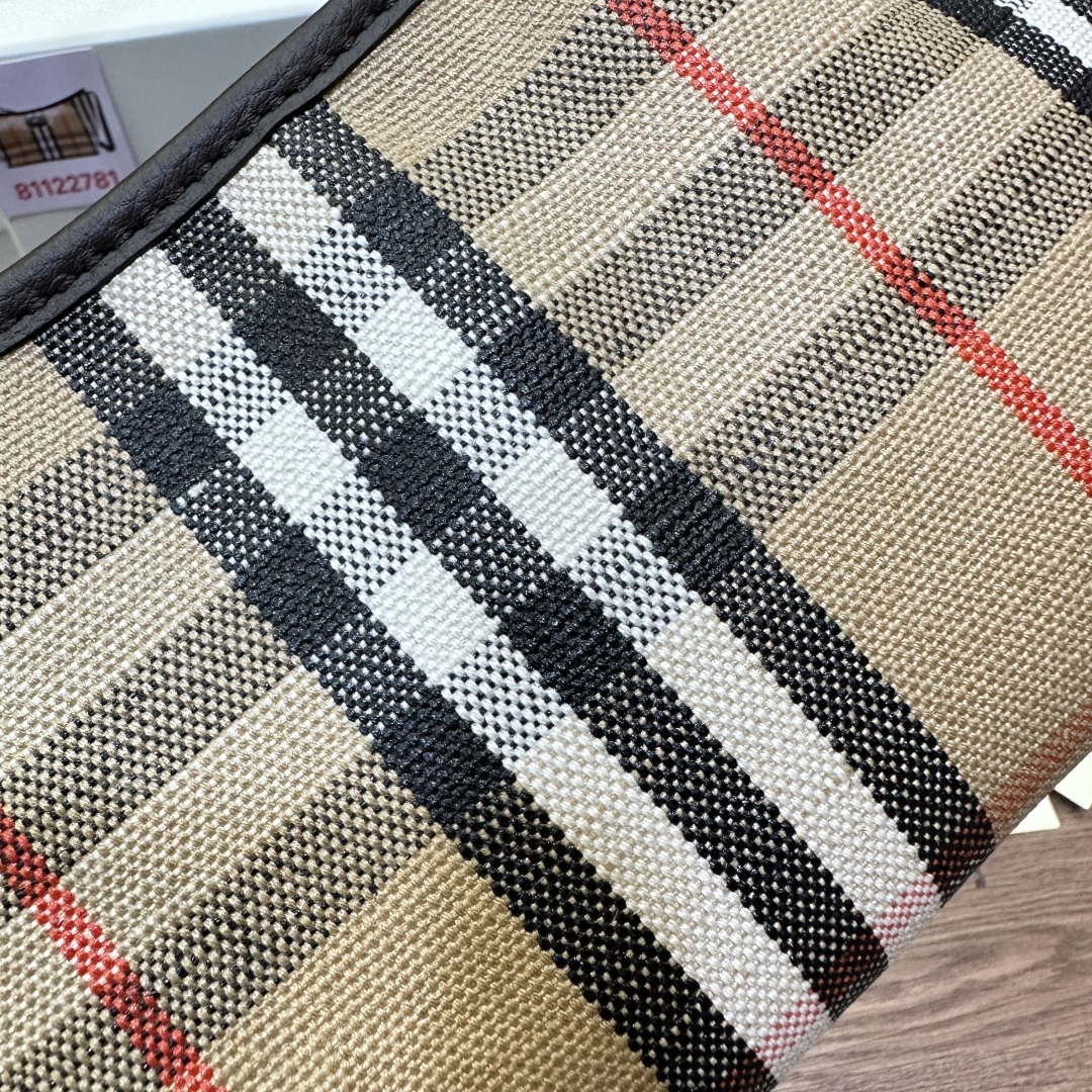 BURBERRY  02439