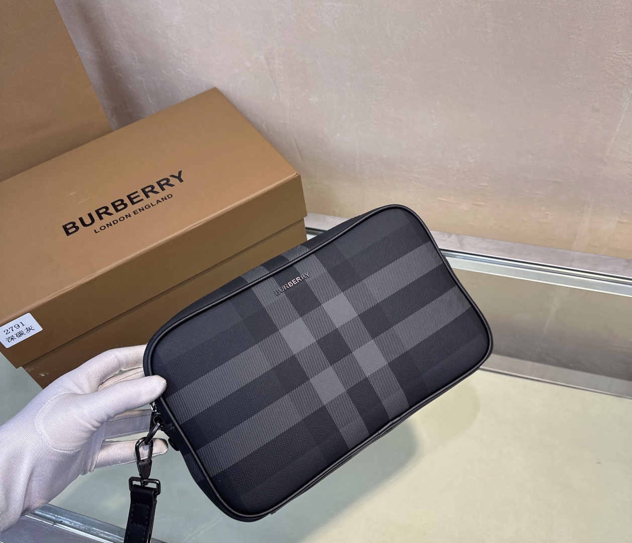 Burberry Leather Check Pouch – Black | Burberry 02729