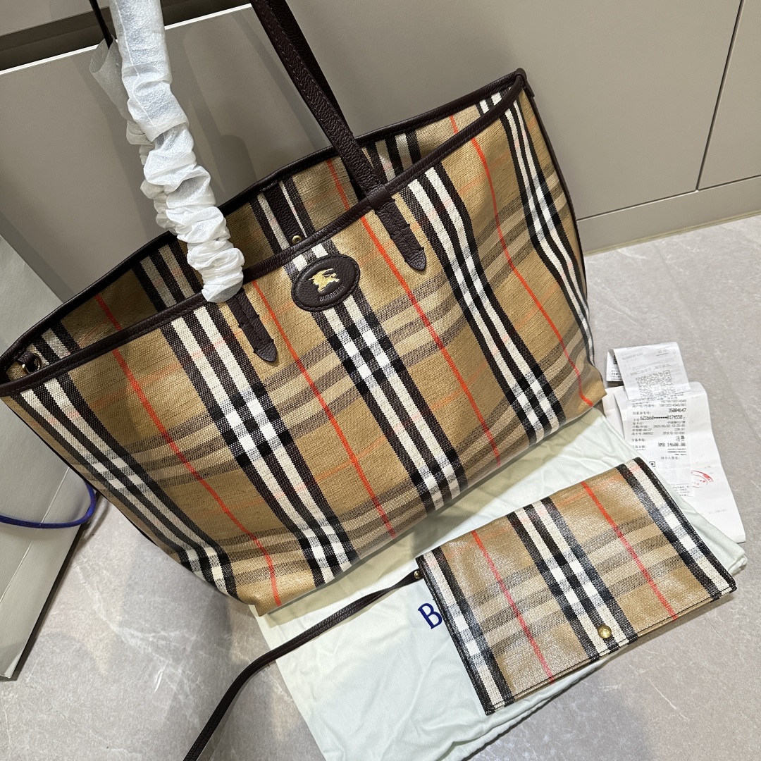 BURBERRY  Medium Highlands Tote in Sand – Women, Cotton, Linen