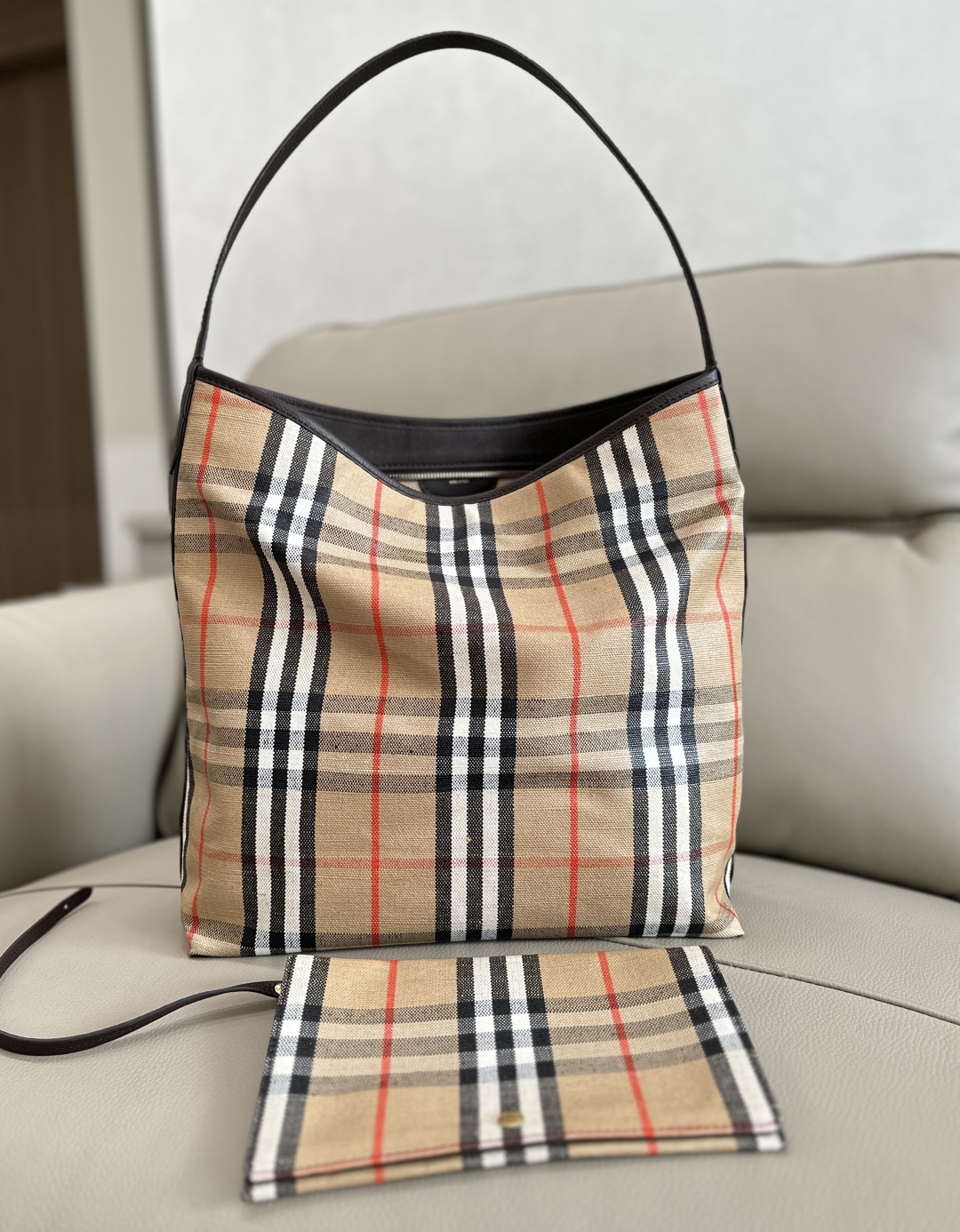 Burberry Highlands Shoulder Bag | BURBERRY  03039