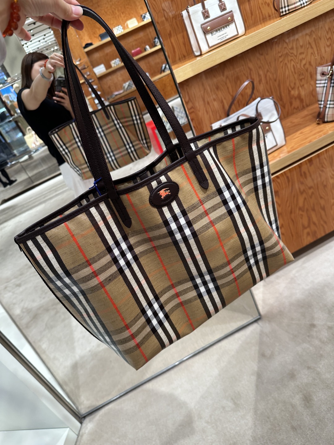 burberryMedium Highlands Tote in Sand – Women, Cotton, LinenBURBERRY  03609