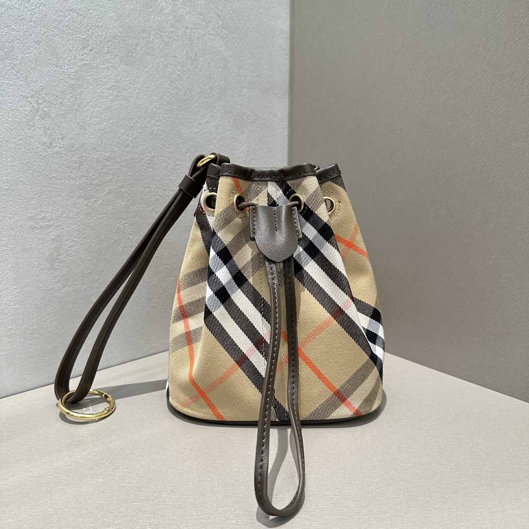 Burberry Checked Women’s Drawstring Bucket Bag BURBERRY  037511