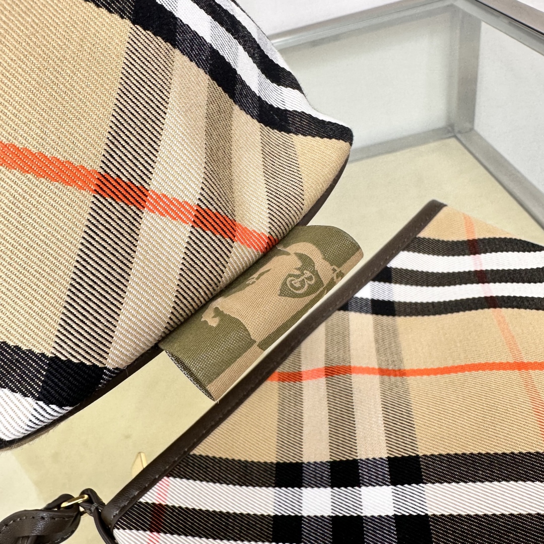 BURBERRY  03839