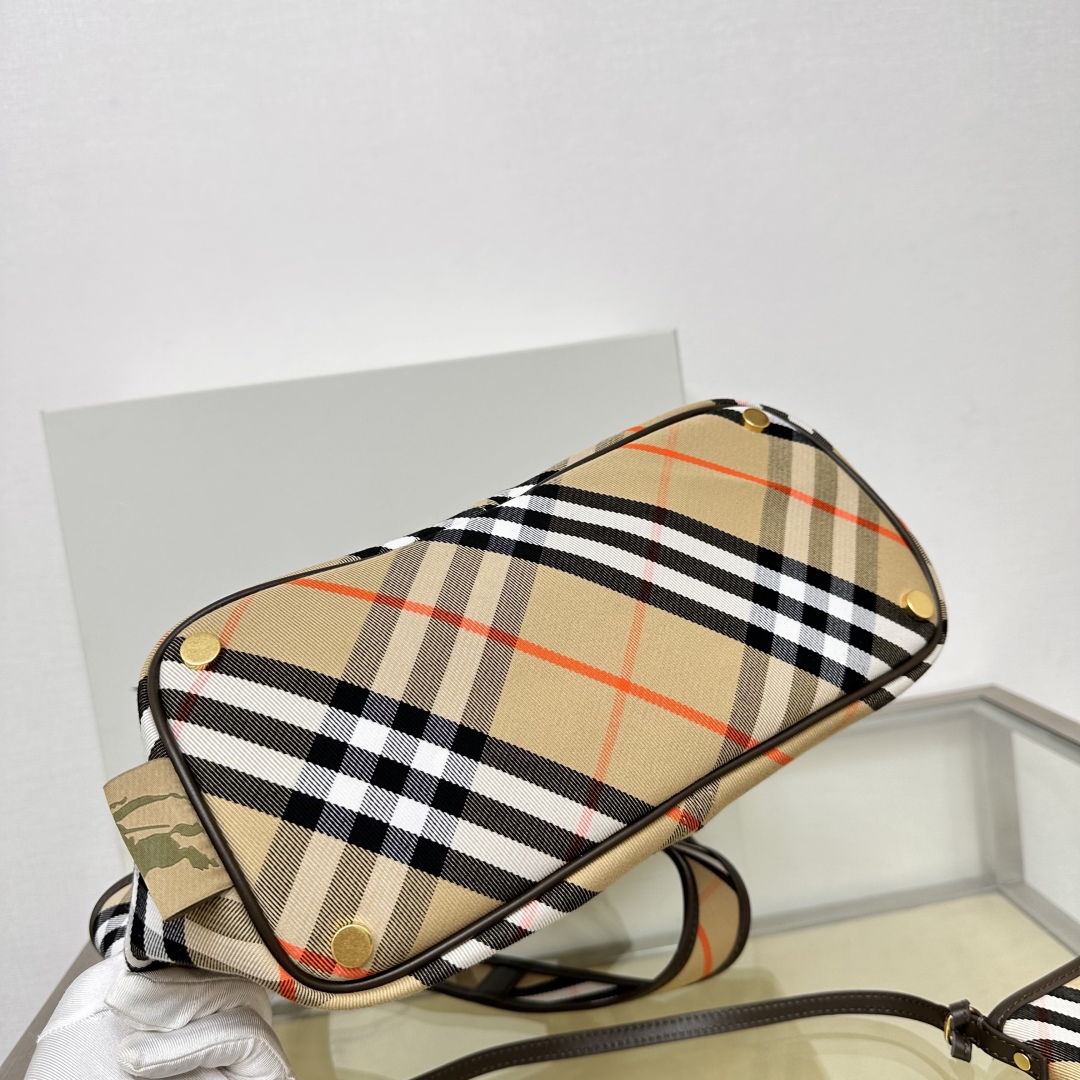 BURBERRY  03879