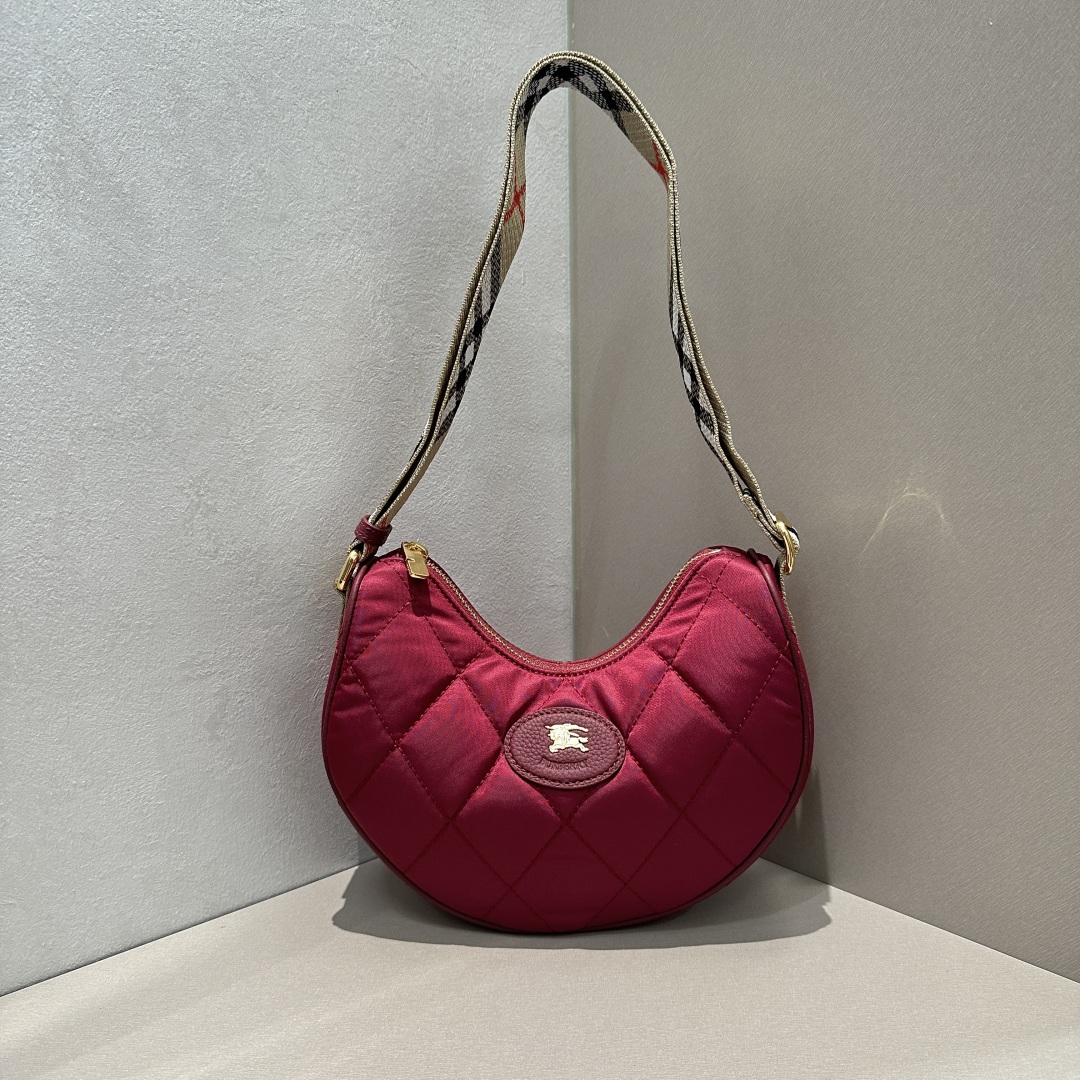 BURBERRY  Horseshoe Crossbody Bag​ in Cherry red – Women, Nylon
