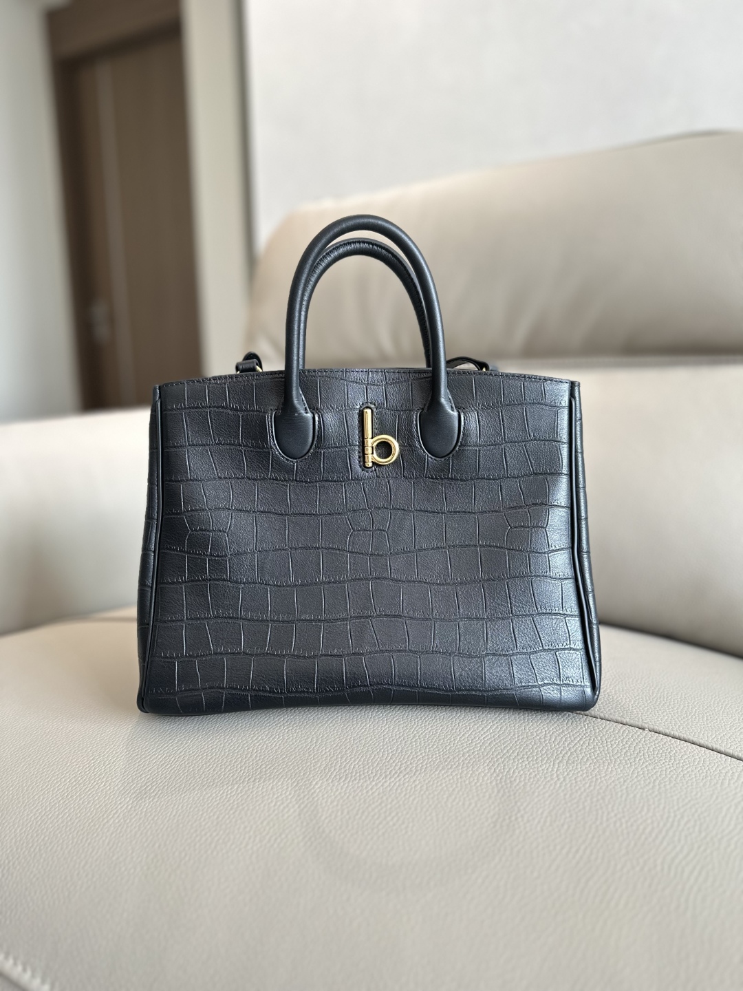 Burberry Medium Rocking Horse Tote  BURBERRY  04019