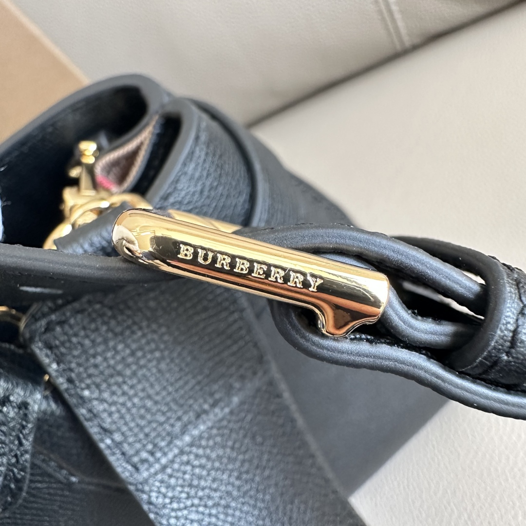 BURBERRY  04079