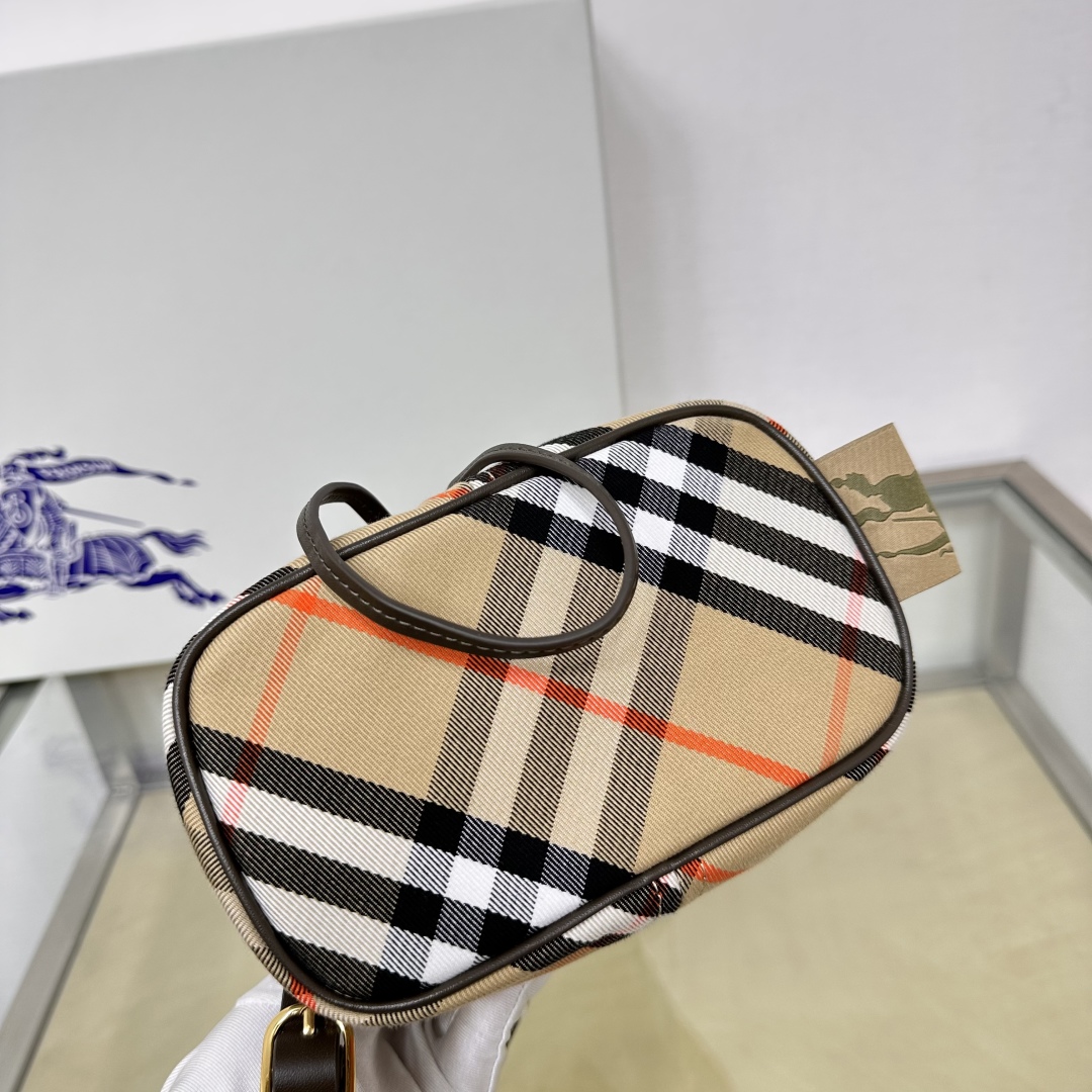 BURBERRY  04239