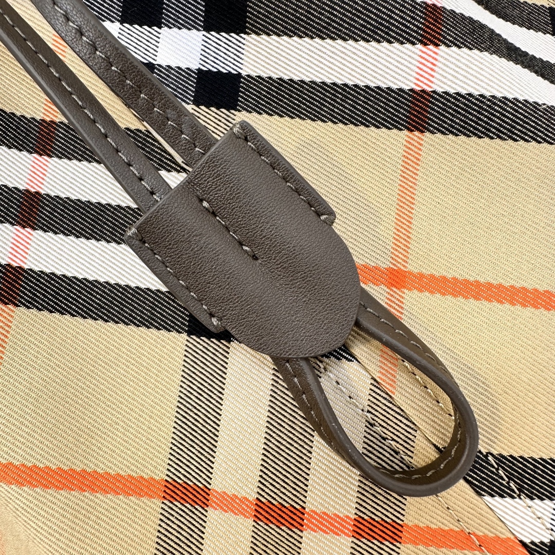BURBERRY  04319