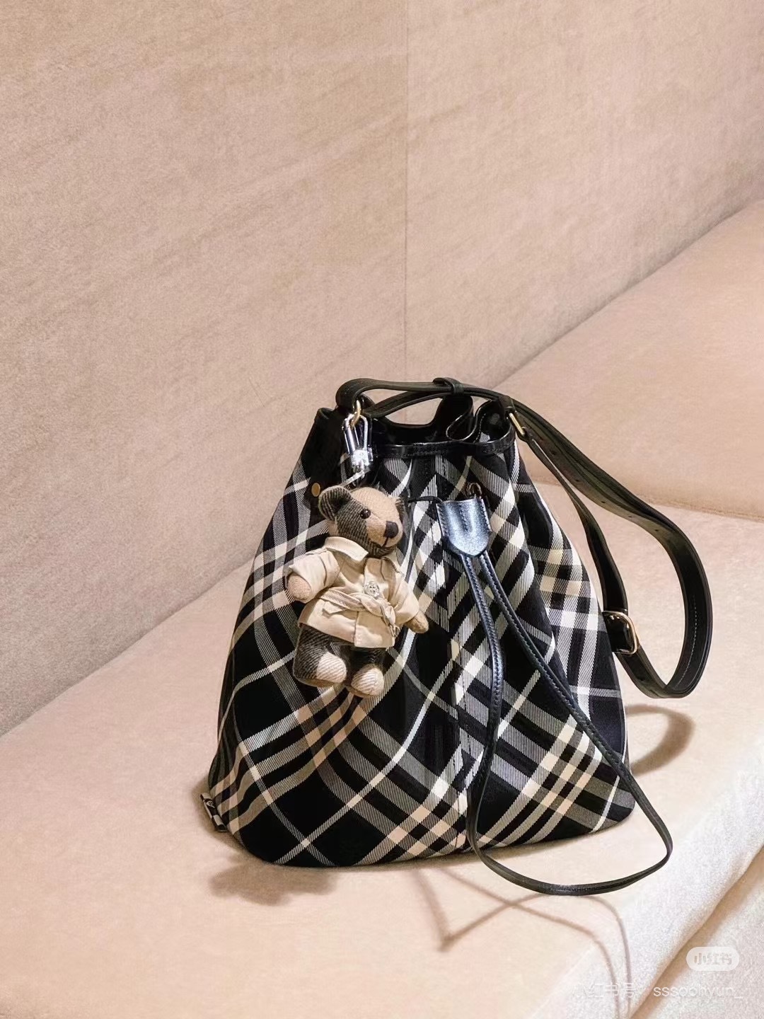 Burberry Check Drawstring Pouch – Black/Calico BURBERRY  04359