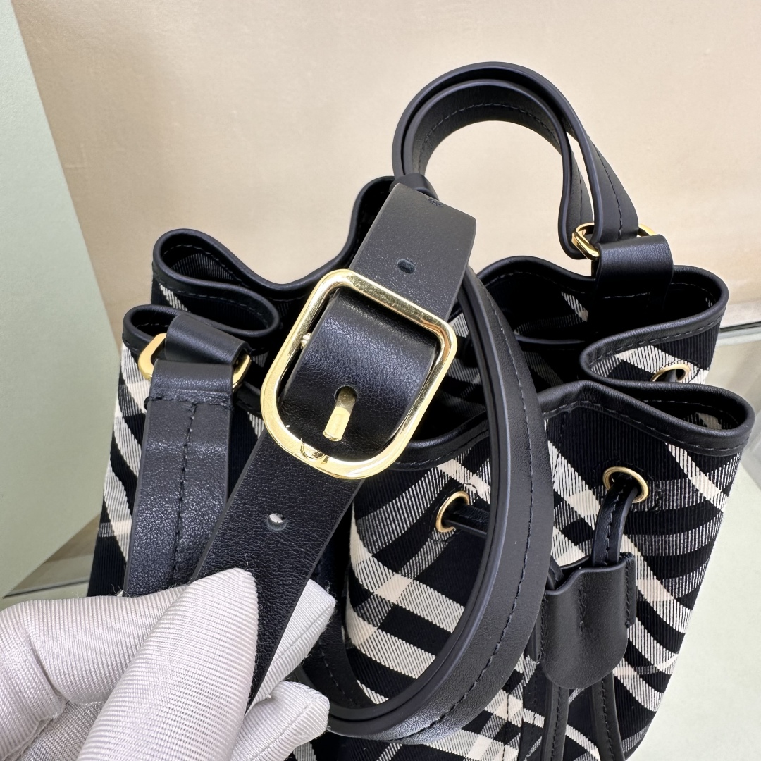 BURBERRY  04379