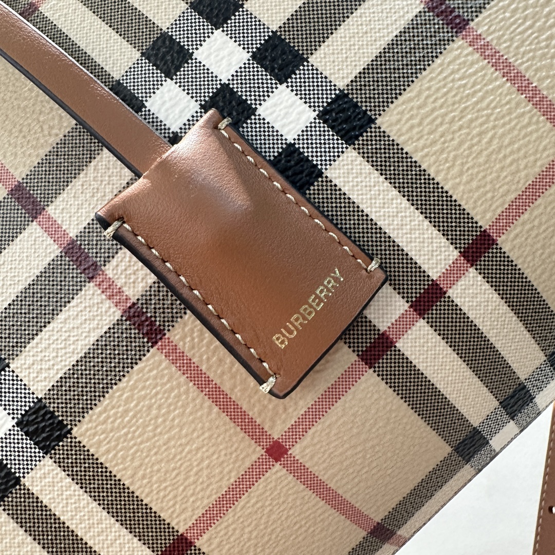 BURBERRY  04939