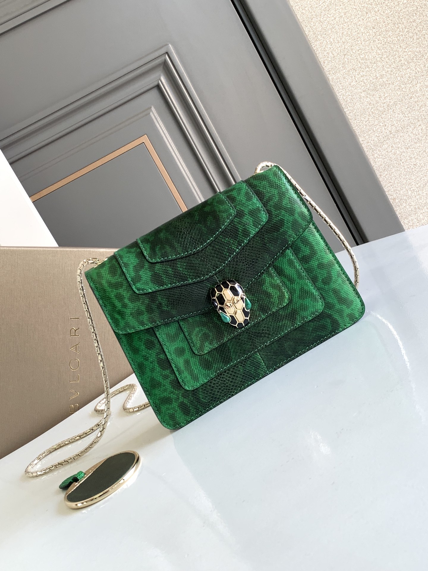 Bvlgari   Green Karung leather Serpenti Forever Chain Wallet 294327 | Bvlgari