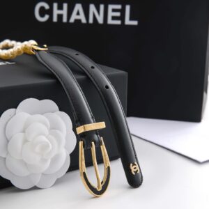 Calfskin. Glass pearls and golden metal 12