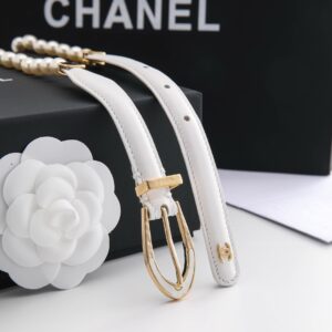 Calfskin. Glazed pearls and golden metal 10