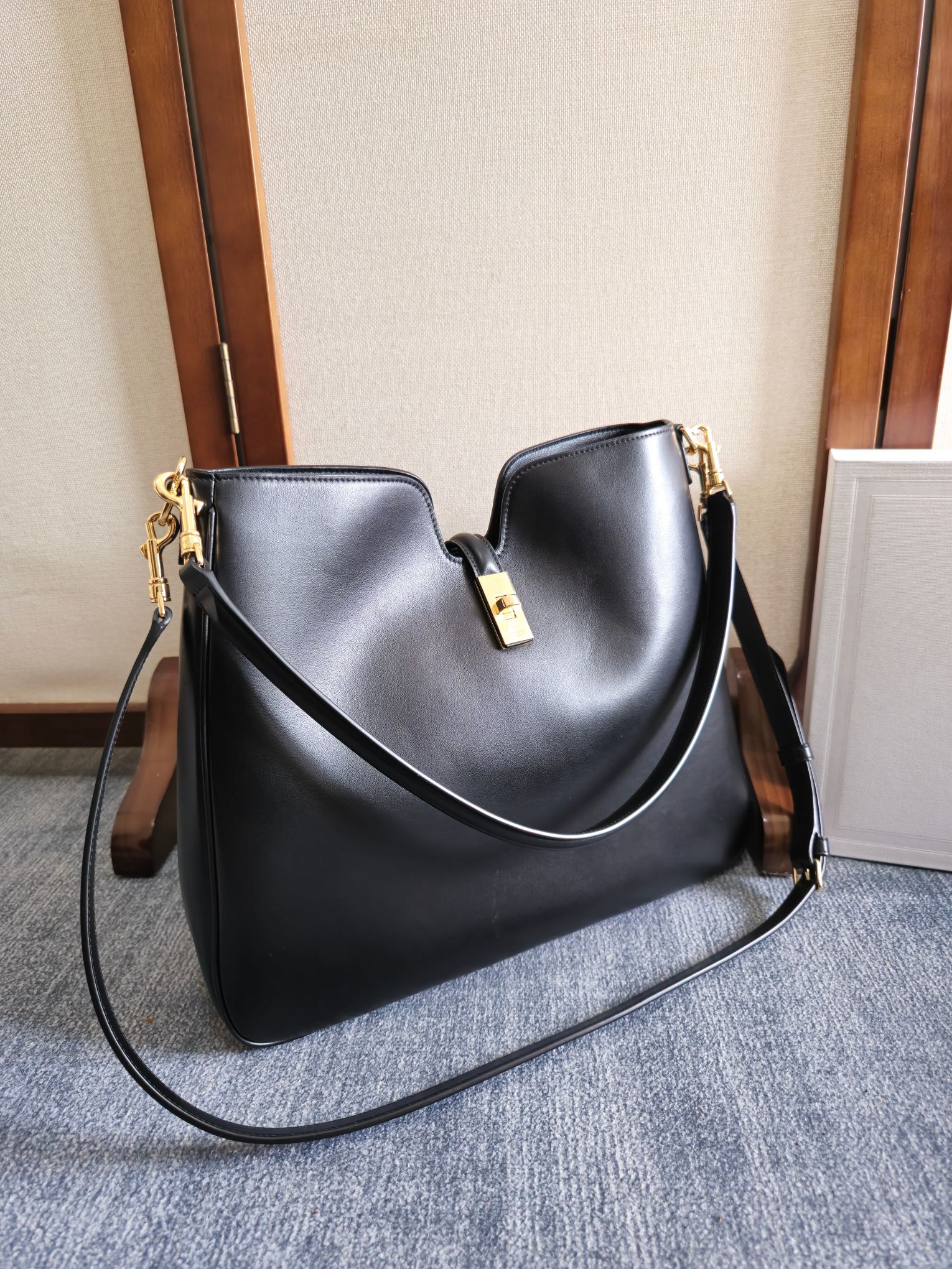 Celine Medium Camille 16 Leather Shoulder bag Black |