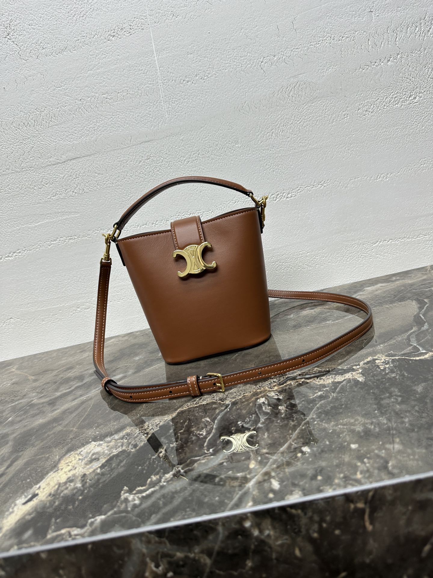 Celine SMALL BUCKET LOUISE IN SMOOTH CALFSKIN – TAN |