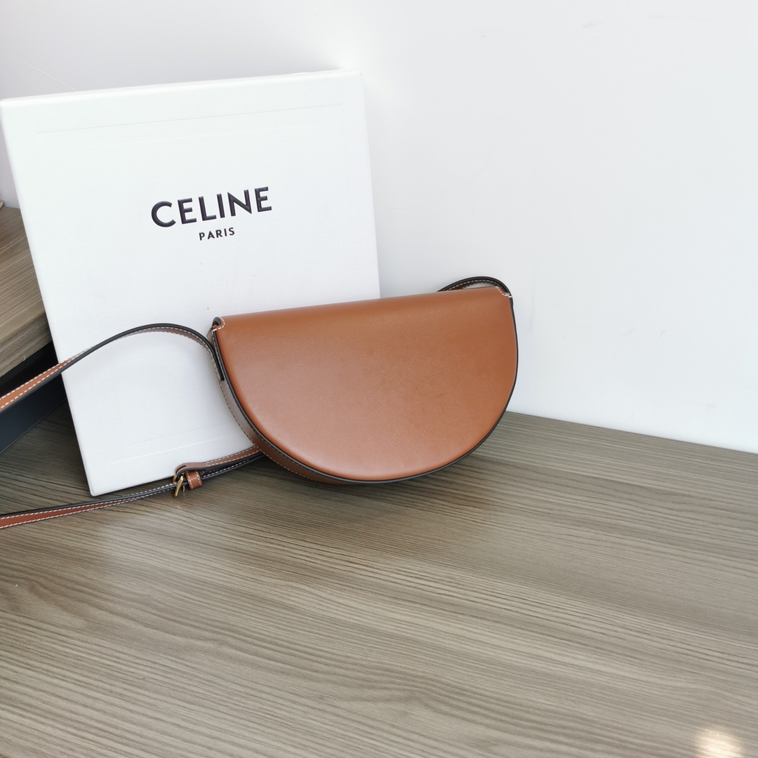 CELINE Smooth Calfskin Triomphe Besace Bag Tan