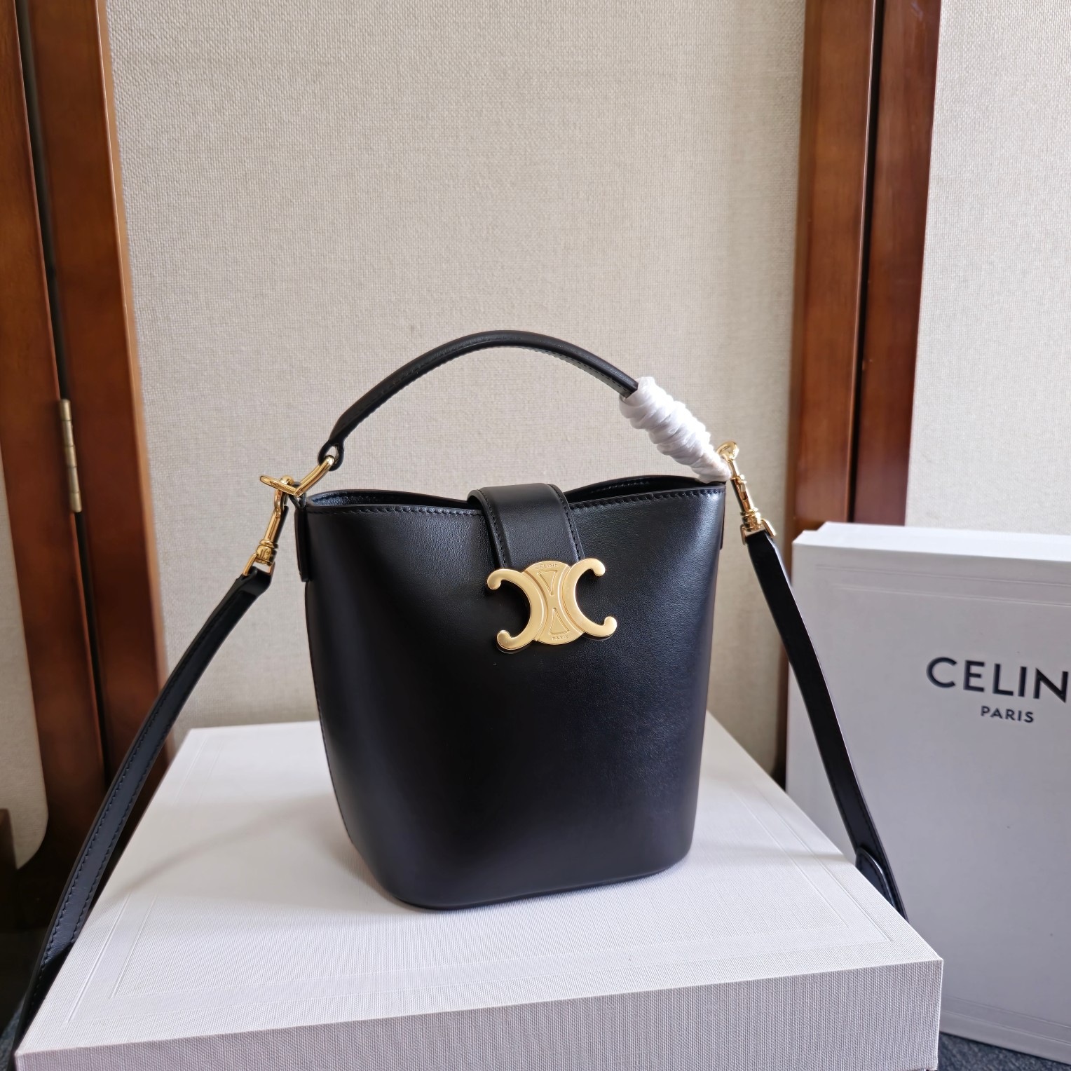 Celine SMALL BUCKET LOUISE IN SMOOTH CALFSKIN – BLACK |
