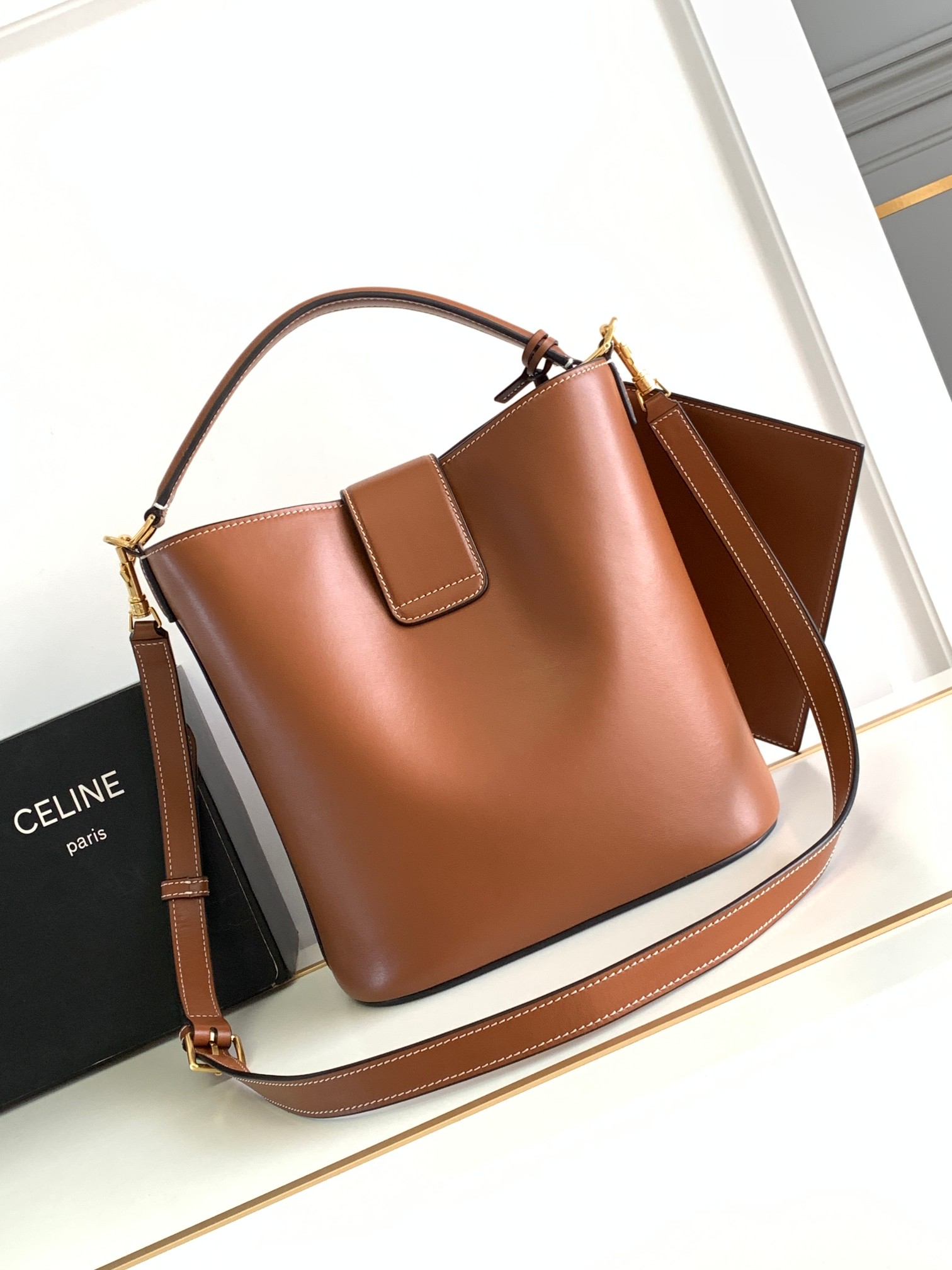 Celine MEDIUM BUCKET LOUISE IN SMOOTH CALFSKIN – TAN | CELINE