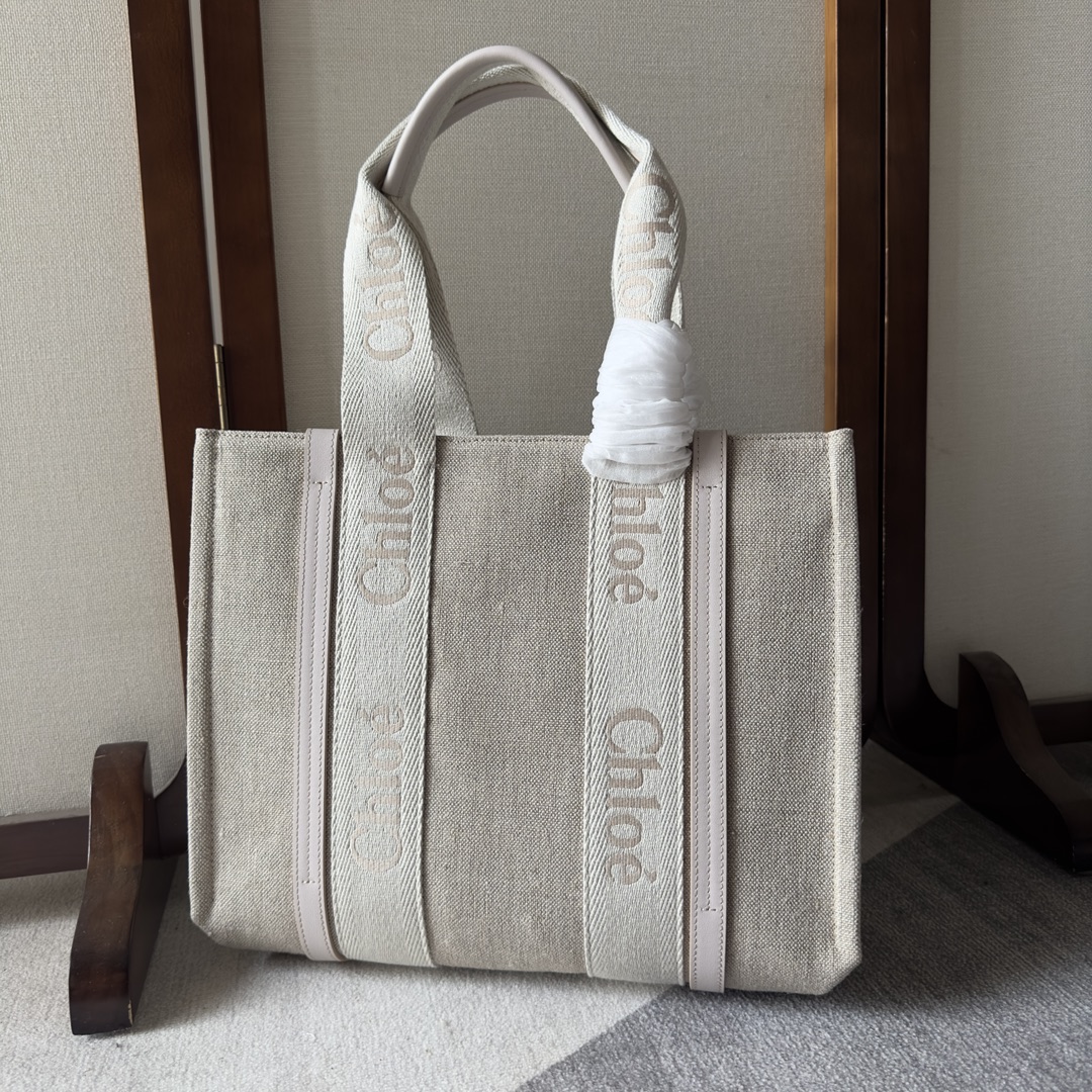 Chloé Chloé Woody Tote Bag In Linen in Blushy beige | Chloé