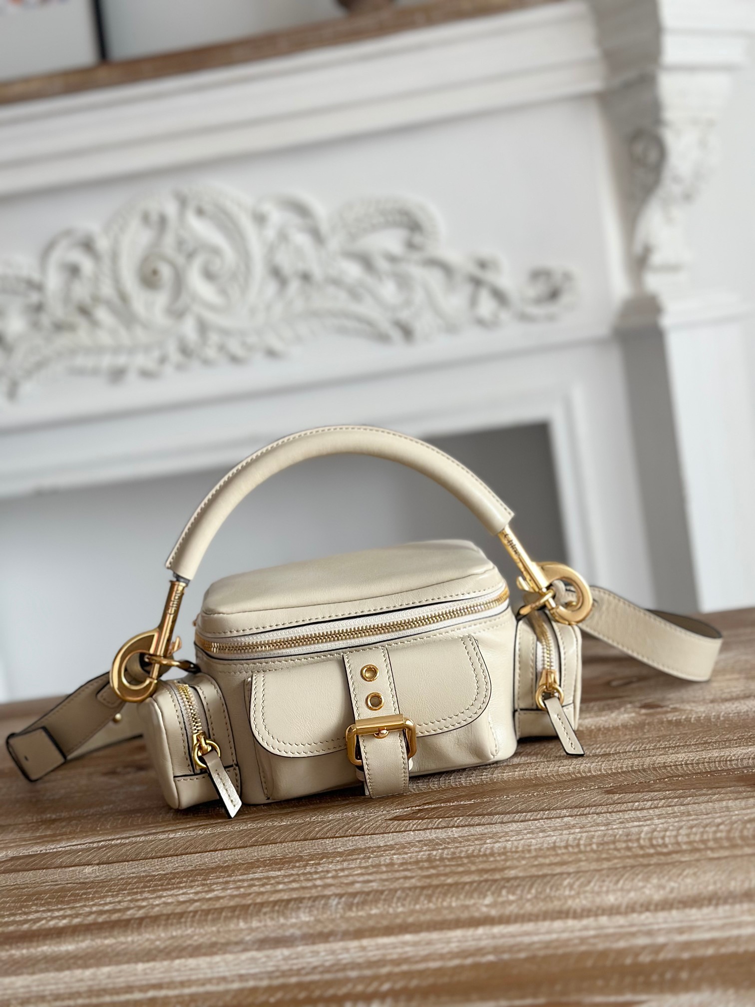 Chloé Small Camera Bag in Shiny Leather in Sweet beige