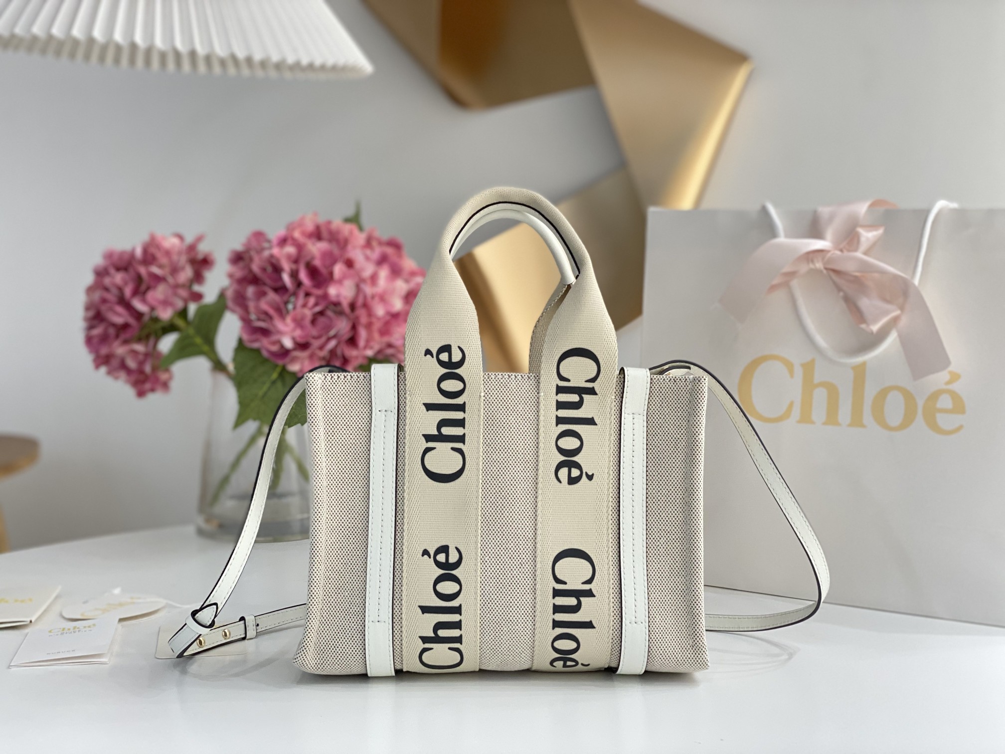 Chloé Chloé Small Woody Tote Bag In Linen in Wild white| Chloé US