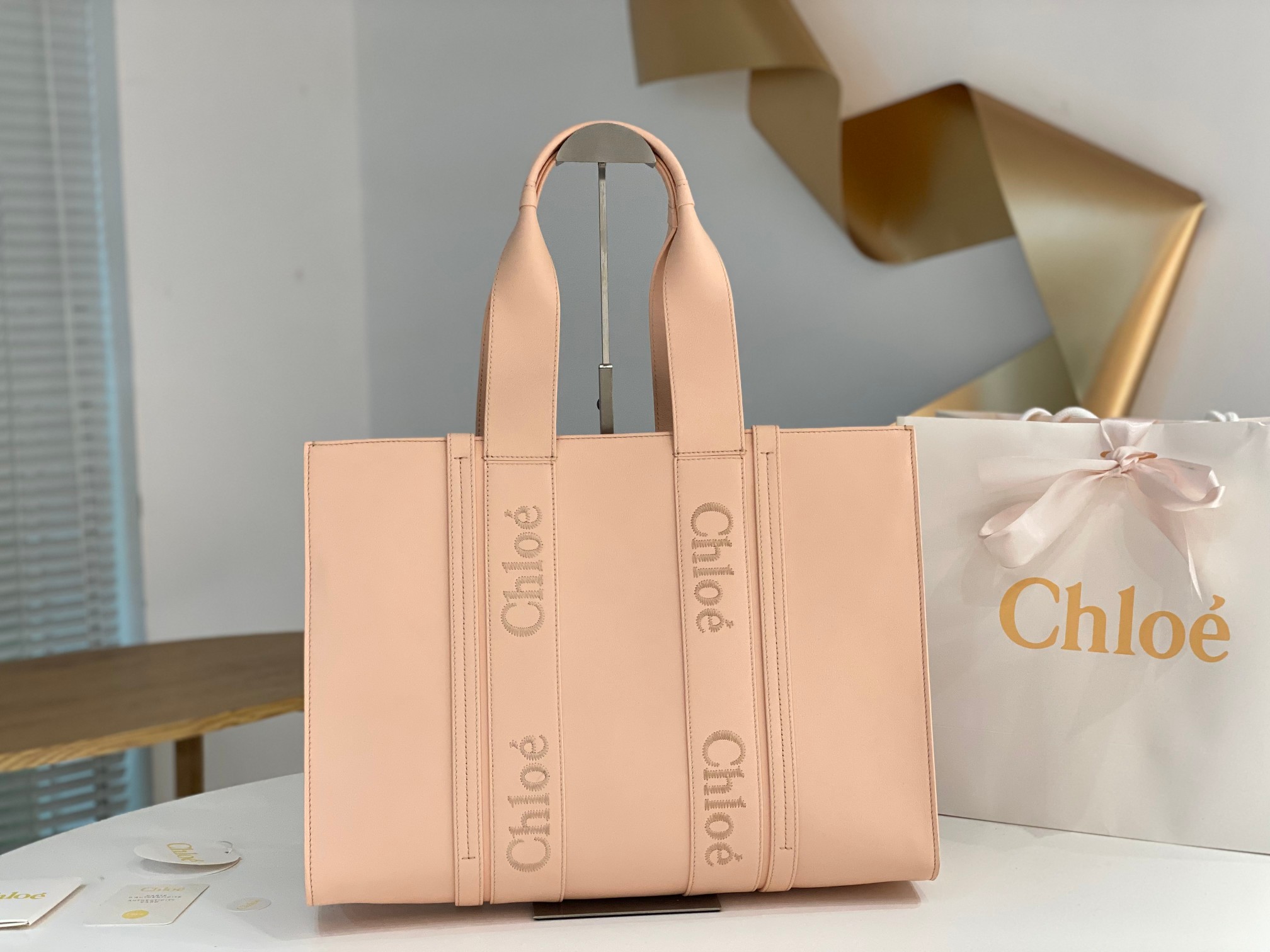 CHLOE Calfskin Medium Woody Tote Light Tan bang in beige1300260 |