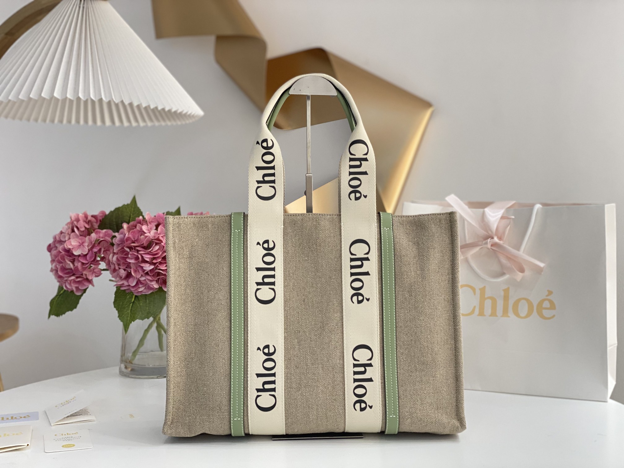 Chloé Chloé Woody Tote Bag In Linen in Blushy beige – green| Chloé US