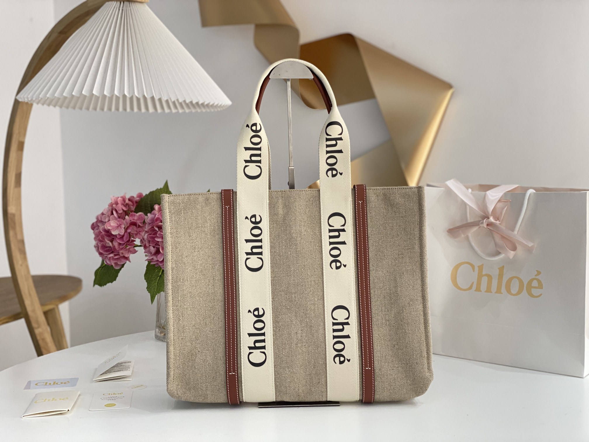Chloé Woody Tote Bag | Blend Fashion and Practicality bag in brown | Chloé US