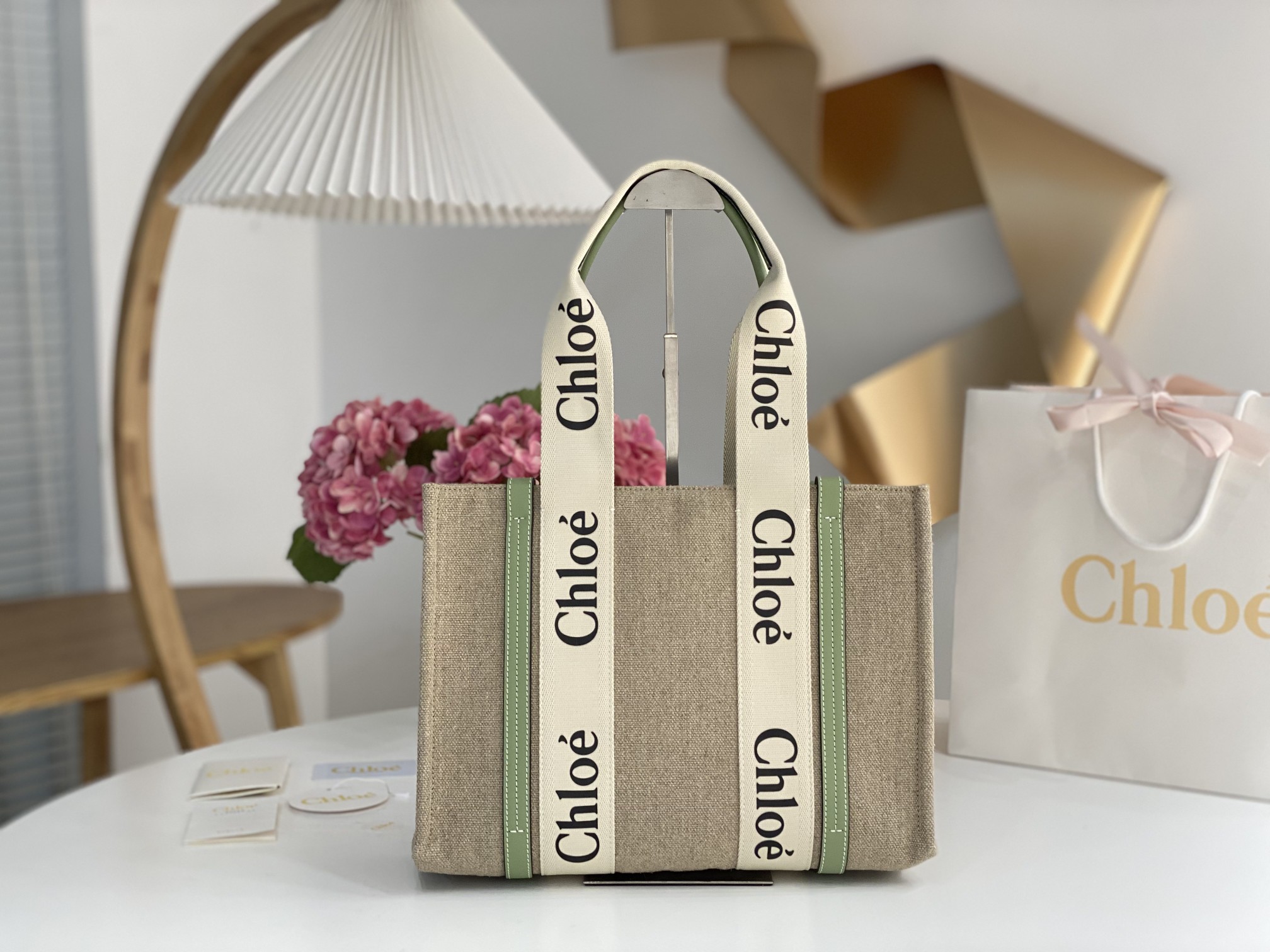 Chloé Chloé Woody Tote Bag In Linen in Blushy beige/green | Chloé US